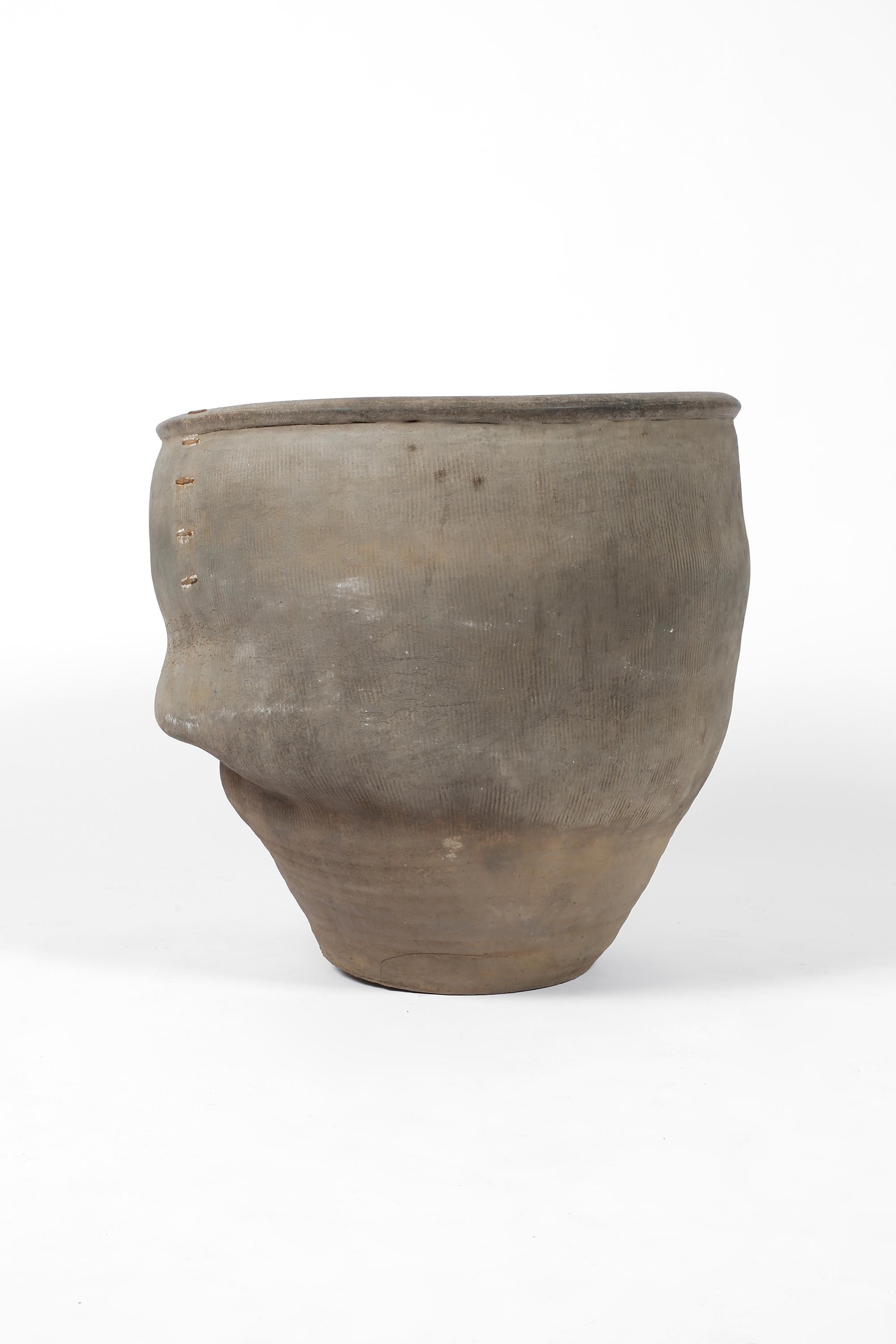 Un grande e caratteristico vaso di argilla del XIX secolo, che probabilmente è crollato nel forno durante il processo di cottura, dando vita a un'incredibile forma parzialmente affondata. 

Un raro esemplare sopravvissuto che include le storiche