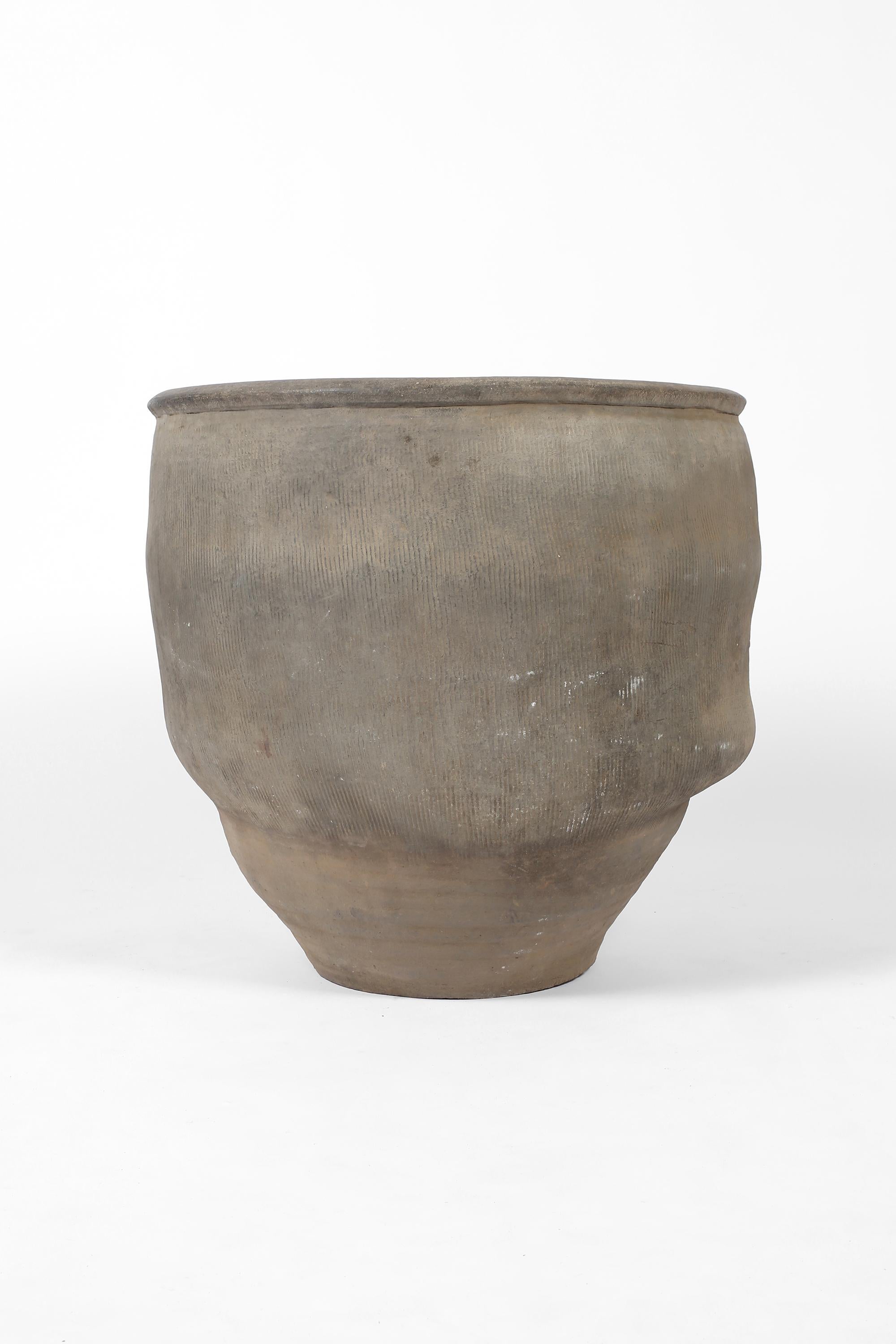 Cinese Grande vaso cinese Wabi Sabi del 19° secolo in argilla con pinzature in vendita