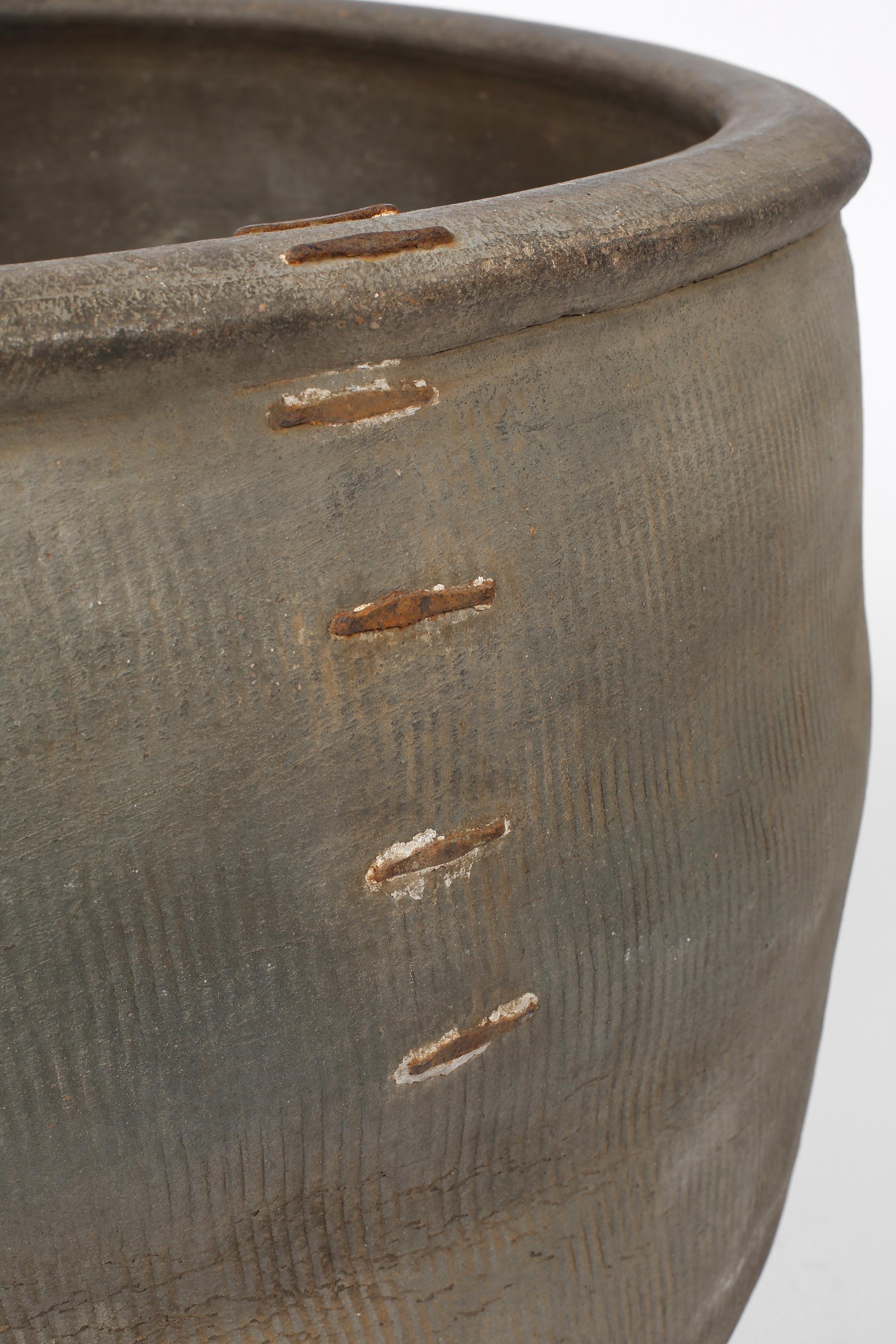 Grande vaso cinese Wabi Sabi del 19° secolo in argilla con pinzature in vendita 1