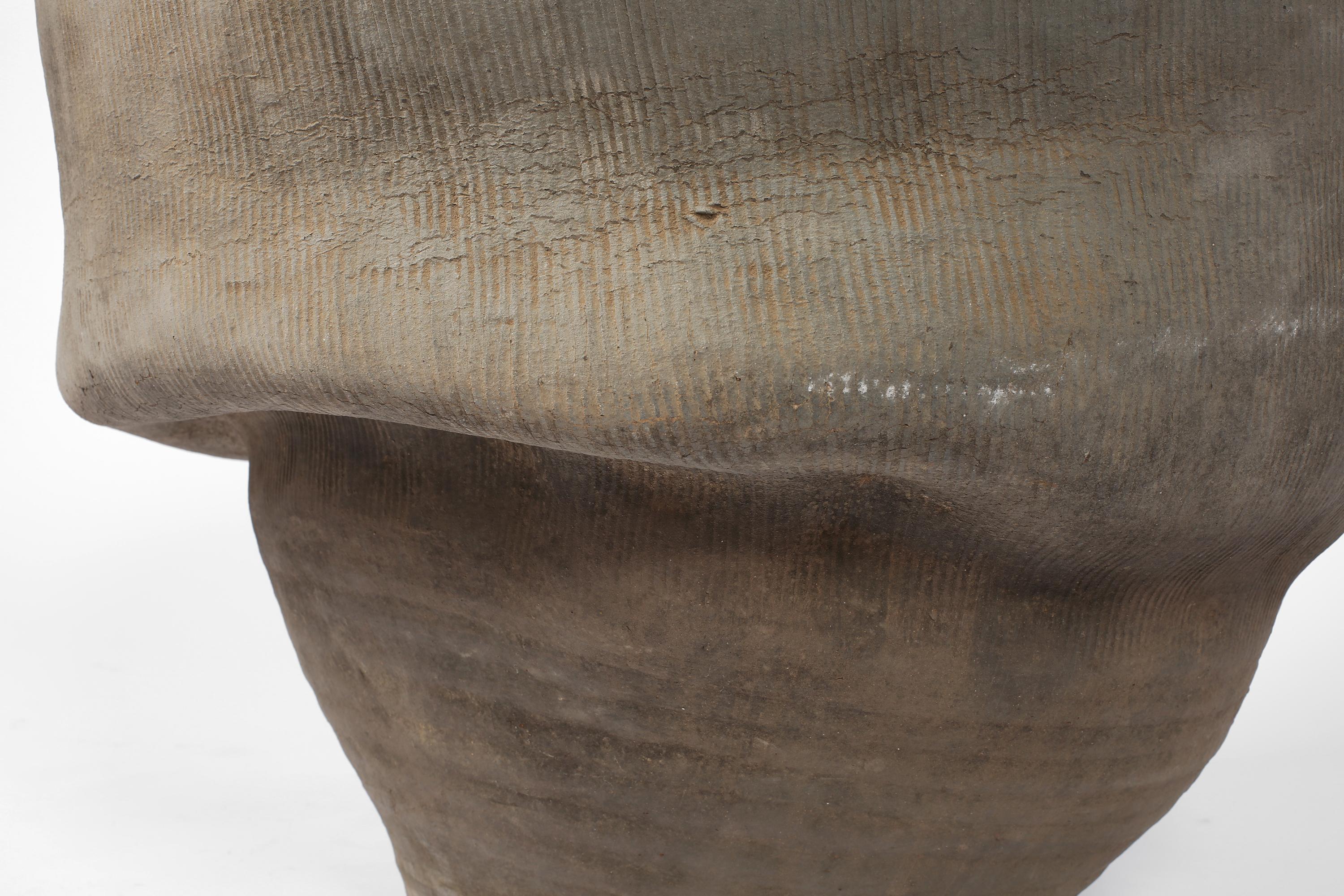 Grande vaso cinese Wabi Sabi del 19° secolo in argilla con pinzature in vendita 2