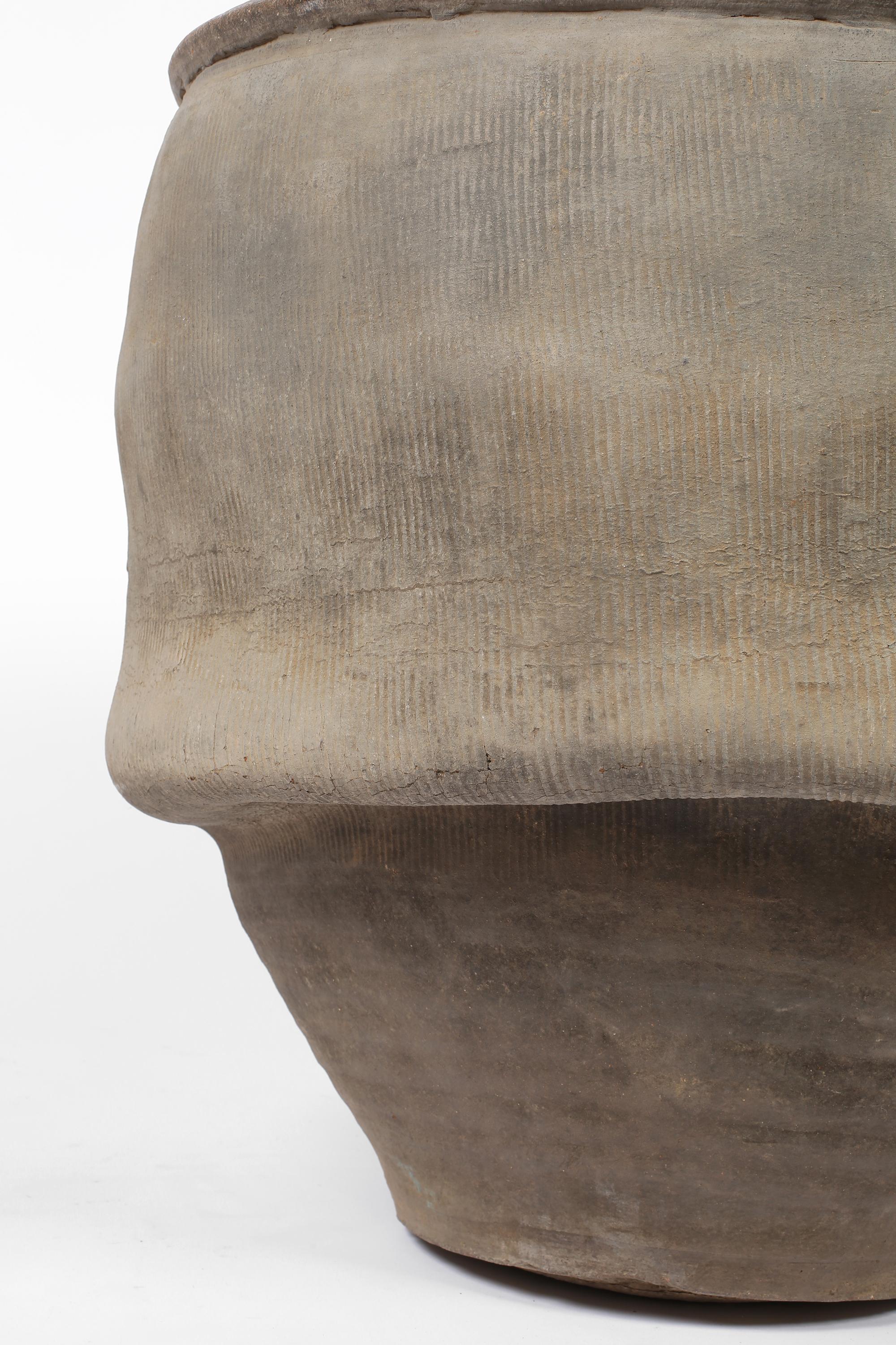 Grande vaso cinese Wabi Sabi del 19° secolo in argilla con pinzature in vendita 3