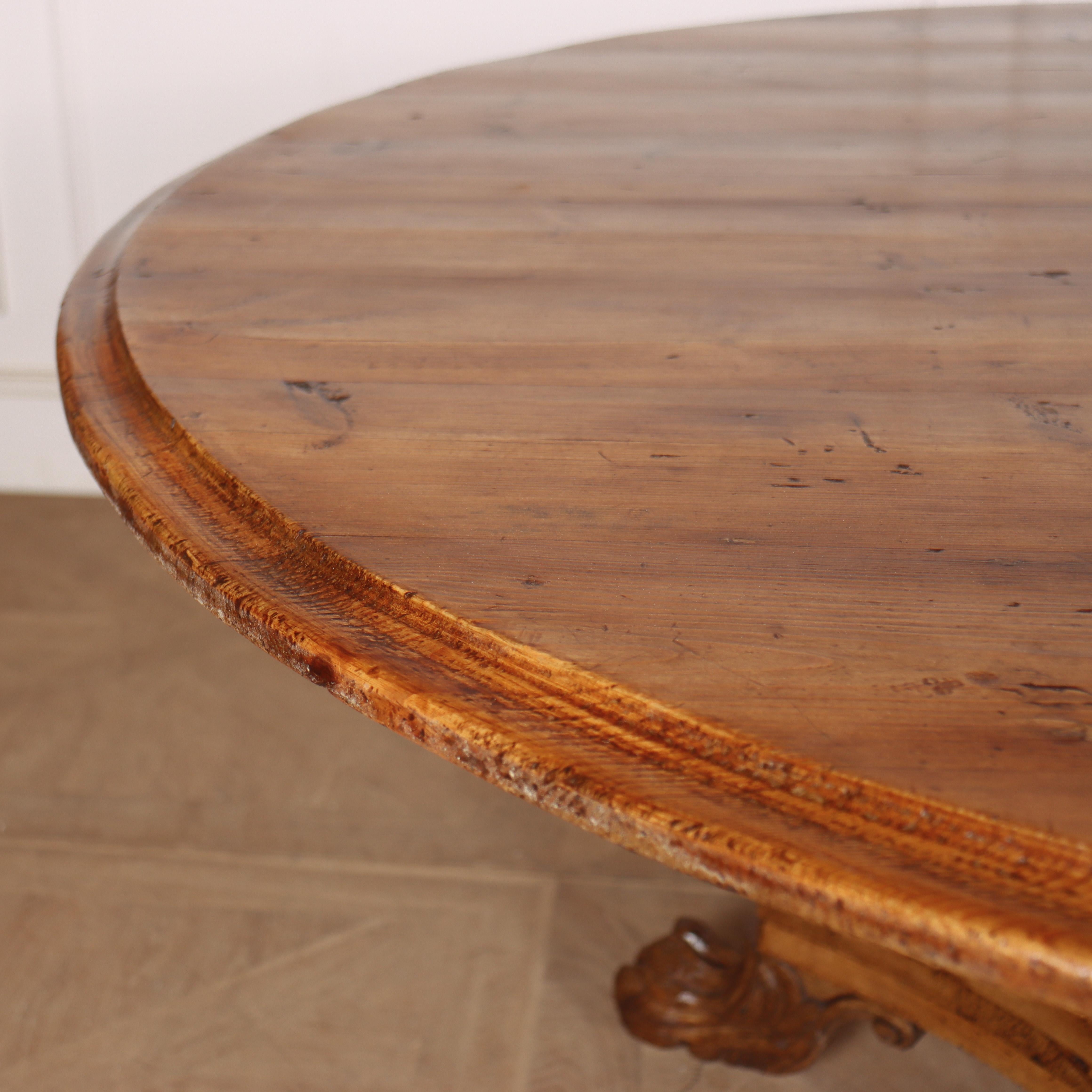 Gran mesa de comedor inglesa de pino del siglo XIX, con pedestal central bien moldeado y patas de león. 1820.

Altura libre: 27,5 pulgadas


Código 8825

Dimensiones:
H: 73,7 cm (29