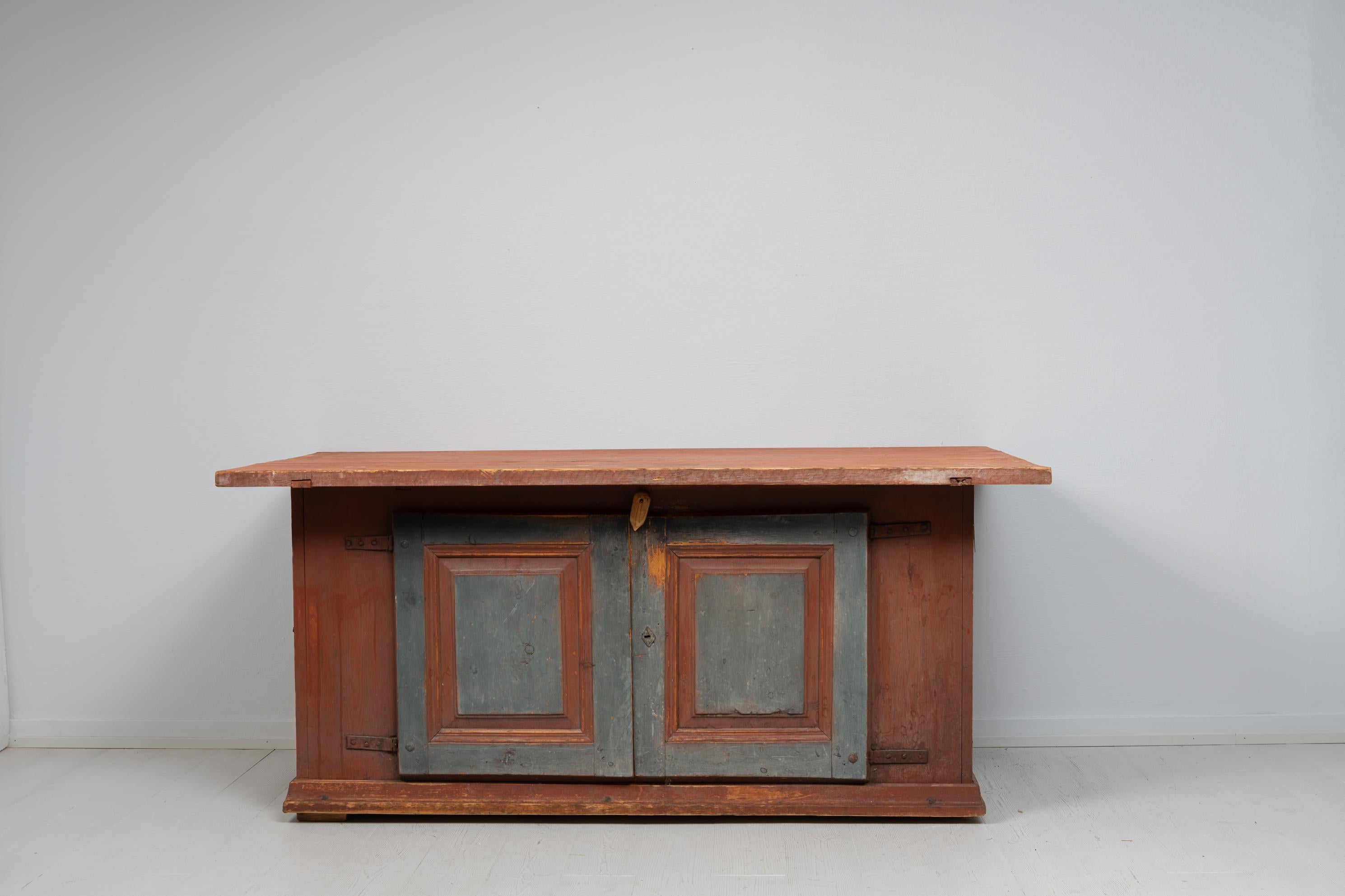 Table d'appoint de maison de campagne fabriquée à la main dans un modèle inhabituel. La table est de l'art populaire de Suède et a été fabriquée au début des années 1800. Il s'agit d'un modèle inhabituel car il combine des aspects des tables et des