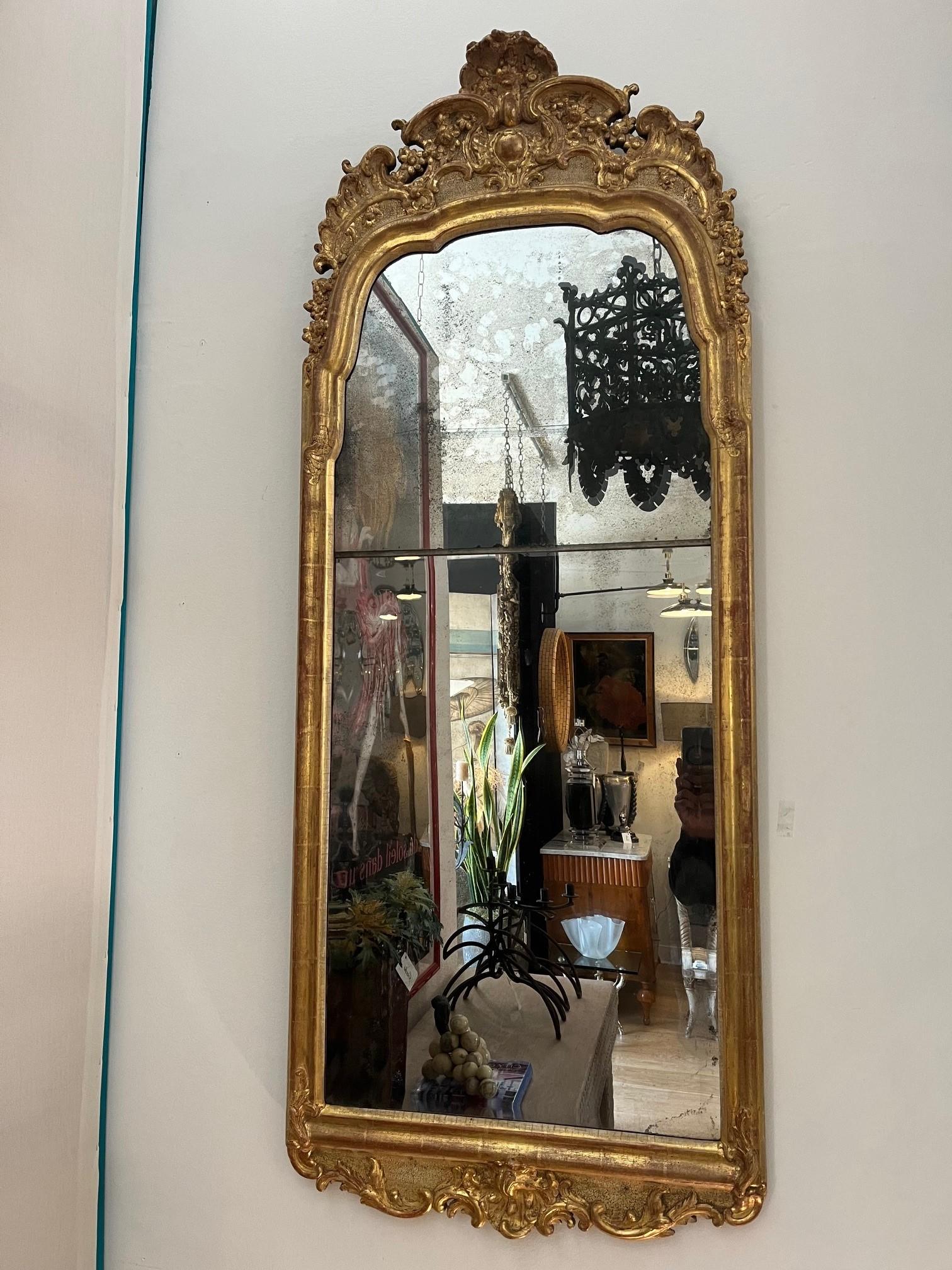 Début du 20ème siècle Grand miroir mural doré suédois du 19ème siècle avec fendue en vente