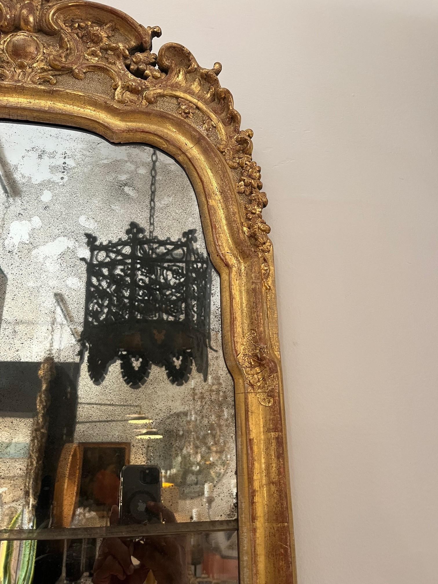 Verre Grand miroir mural doré suédois du 19ème siècle avec fendue en vente