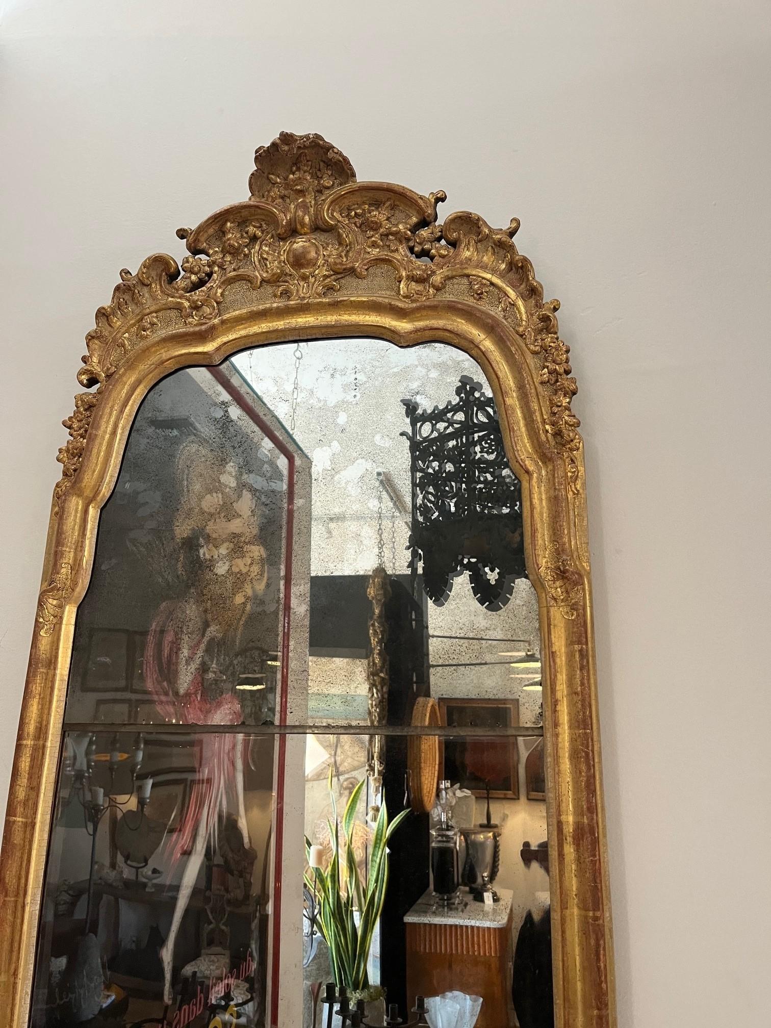 Grand miroir mural doré suédois du 19ème siècle avec fendue en vente 2