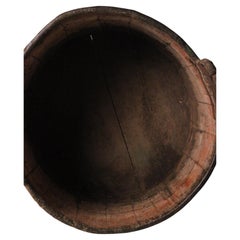 Gran barril de pino pintado sueco del siglo XIX, de estilo primitivo y folclórico, para guardar leña