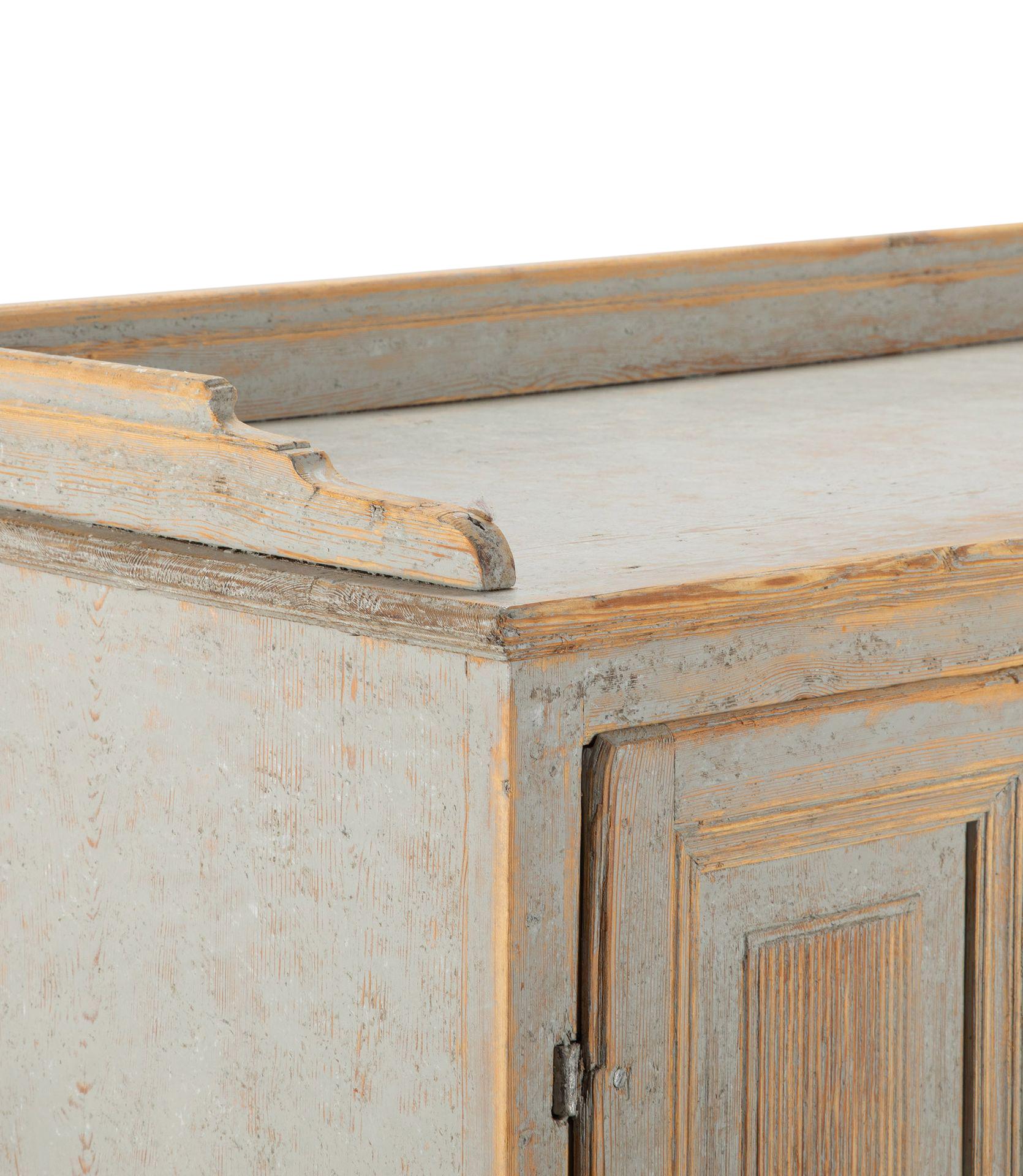 Legno Grande buffet gustaviano di epoca svedese del XIX secolo in vendita