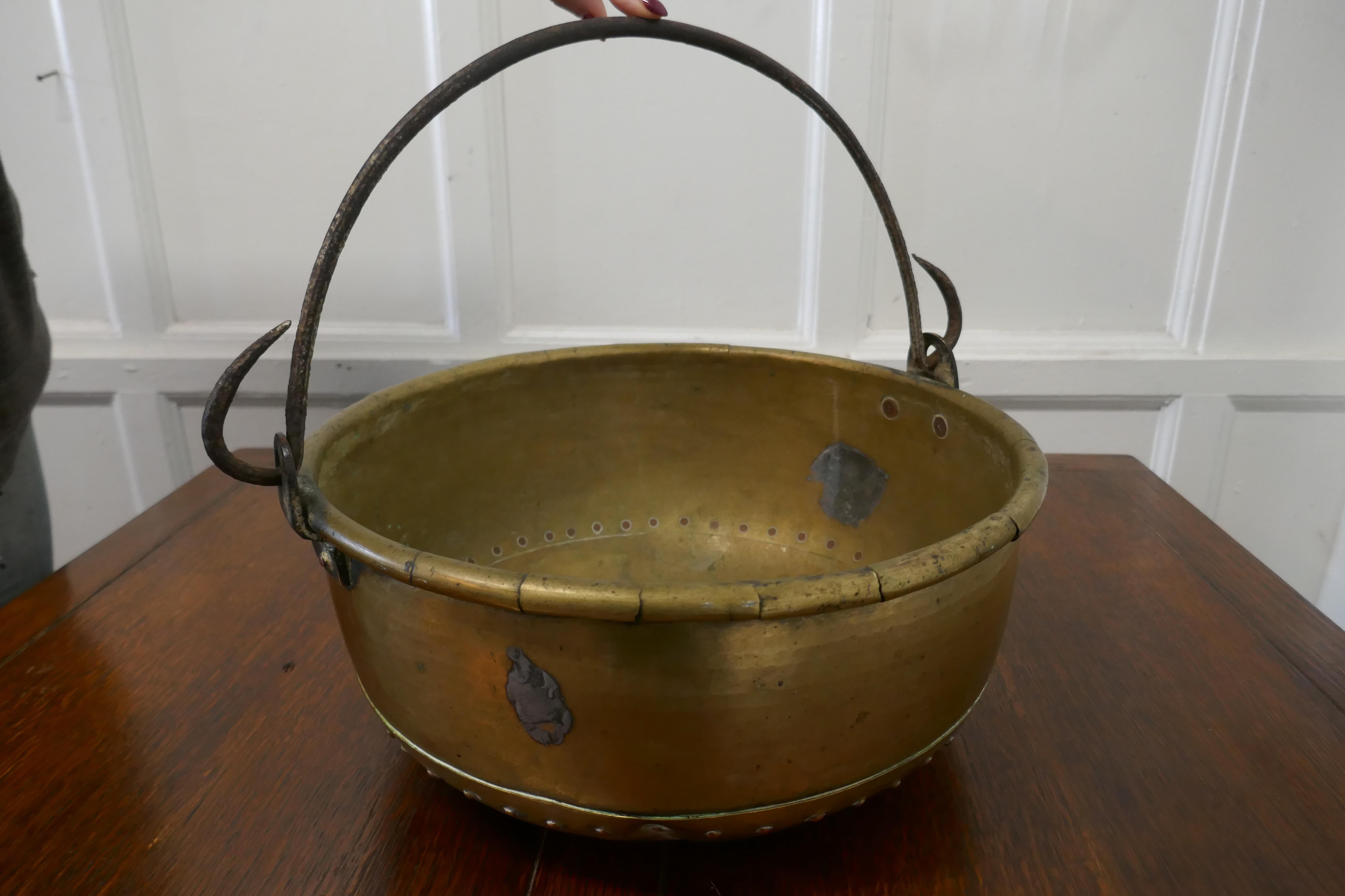 Large 19th Century Swing Handled Brass Pan In Good Condition For Sale In Chillerton, Isle of Wight