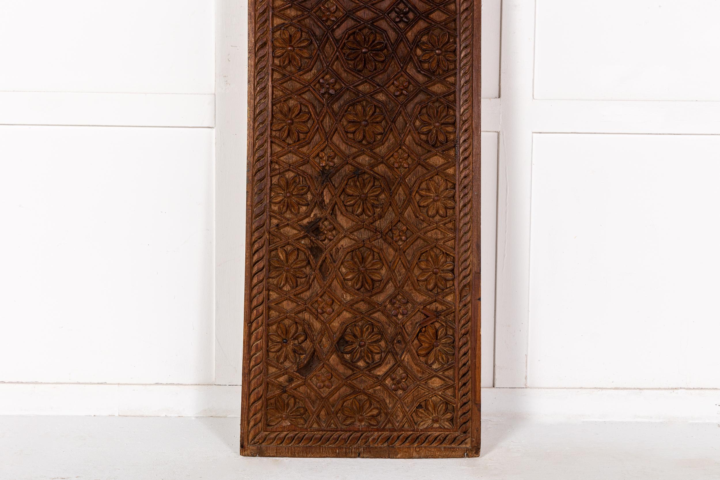 Très grand panneau en bois dur sculpté du XIXe siècle, probablement syrien.

Le panneau est orné d'un décor floral et de rinceaux, avec une bordure à godrons feuillus. De grande taille et en excellent état, cette pièce présente une sculpture d'un