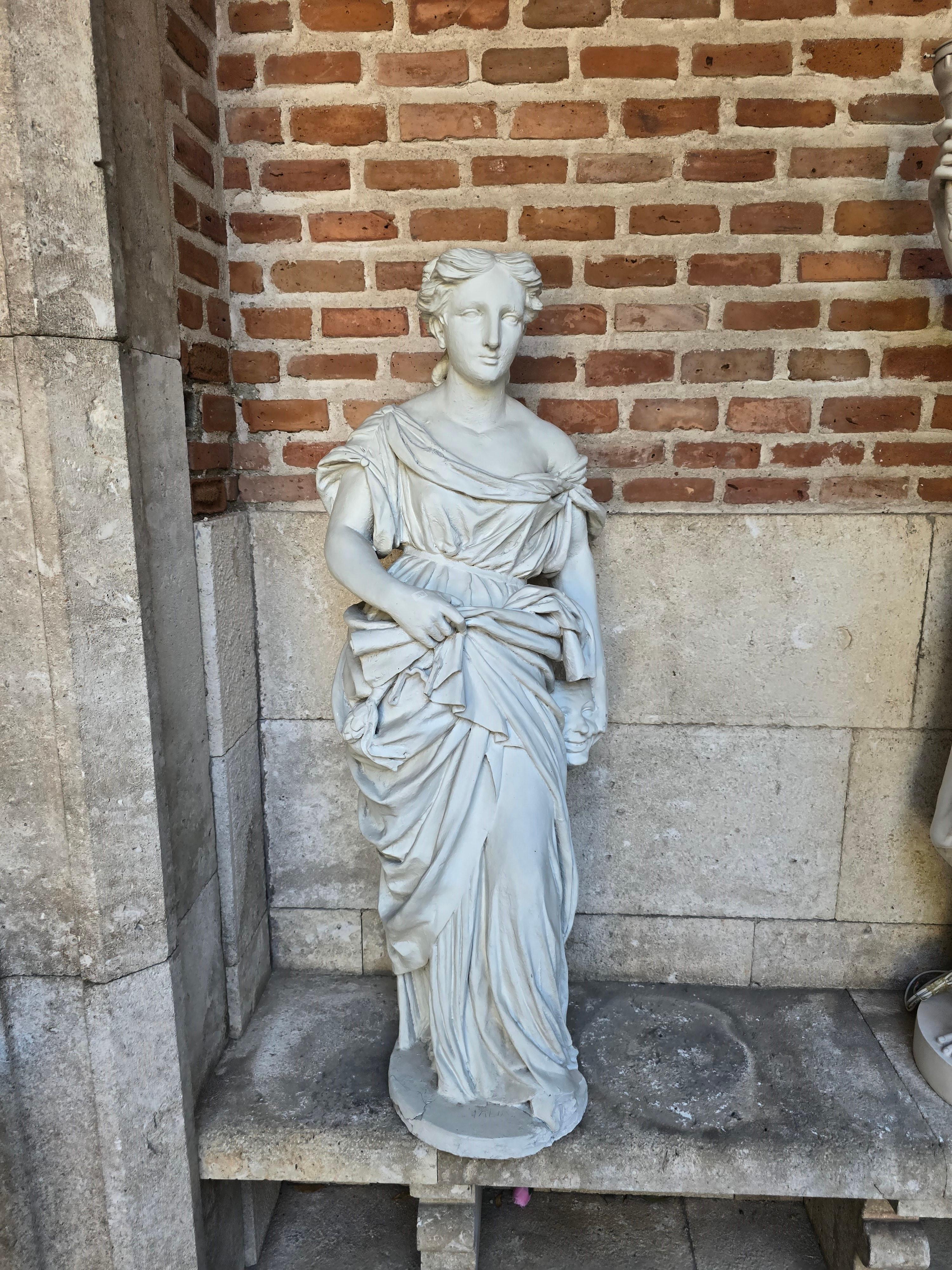 GRANDE TERRACOTTA DEL XIX SECOLO 122 CM
GRANDE TERRACOTTA DIPINTA DI BIANCO CHE RAFFIGURA UNA SIGNORA CON UNA LETTERA E UNA MASCHERA IN MANO CHE SUGGERISCE UN'ATMOSFERA TEATRALE. MISURE 122X40 X30 cm
