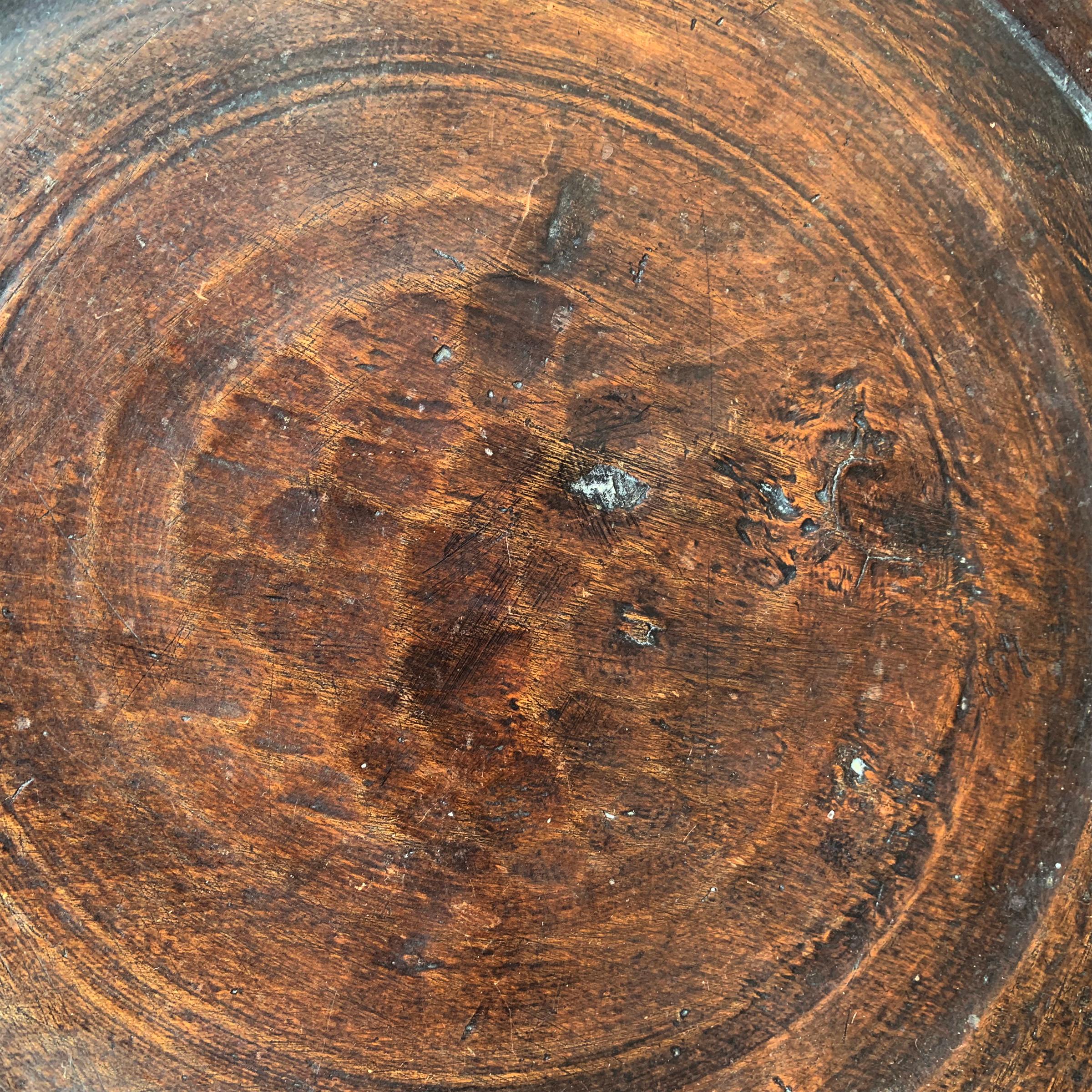 Américain Grand plateau en bois tourné du 19ème siècle en vente