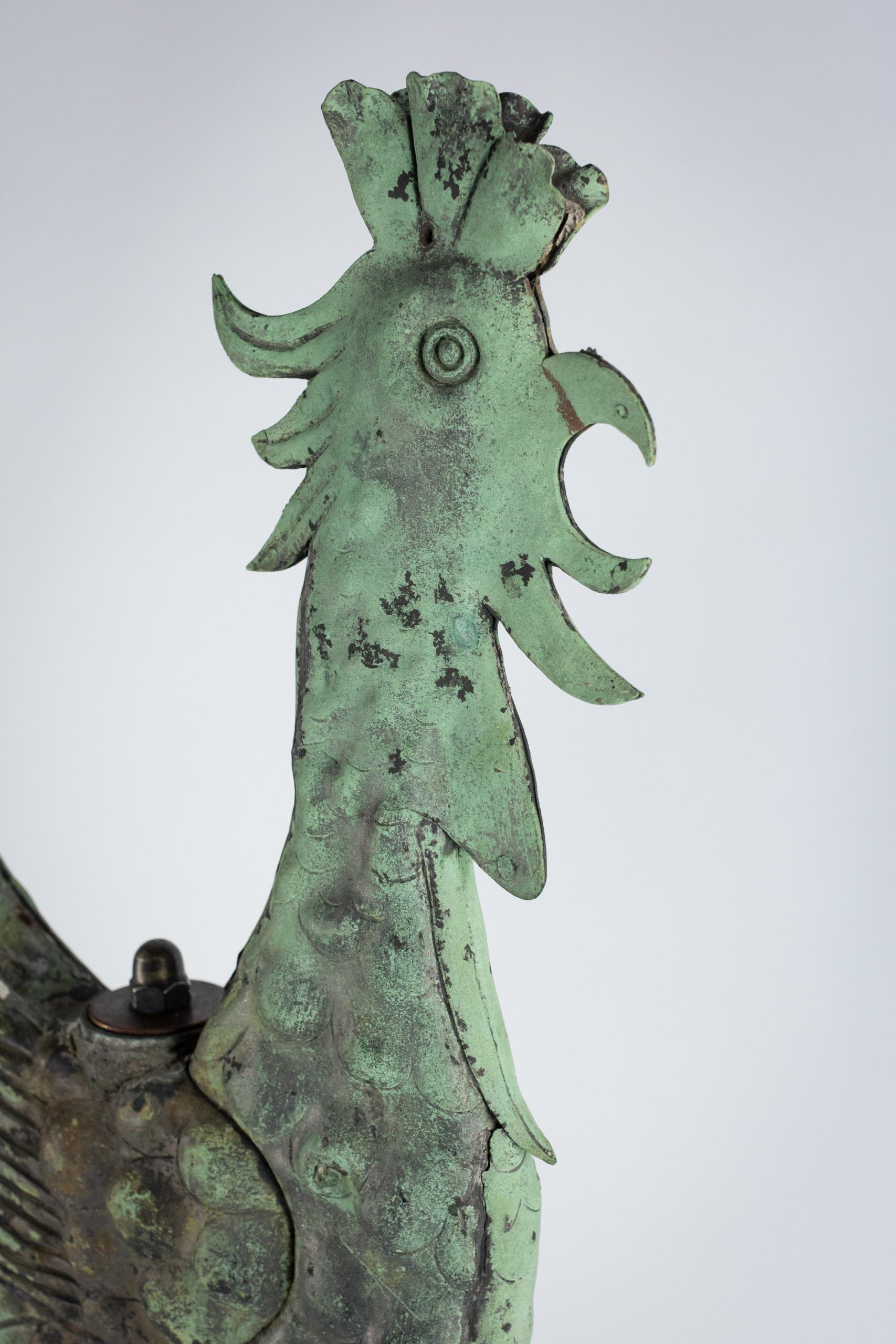 Grande banderuola a forma di galletto in Verdigris del XIX secolo in vendita 3