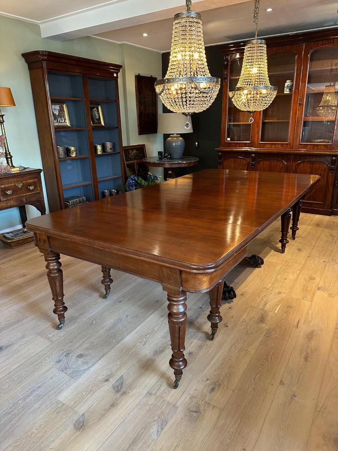 Large 19th Century Victorian Dining Table im Angebot 13