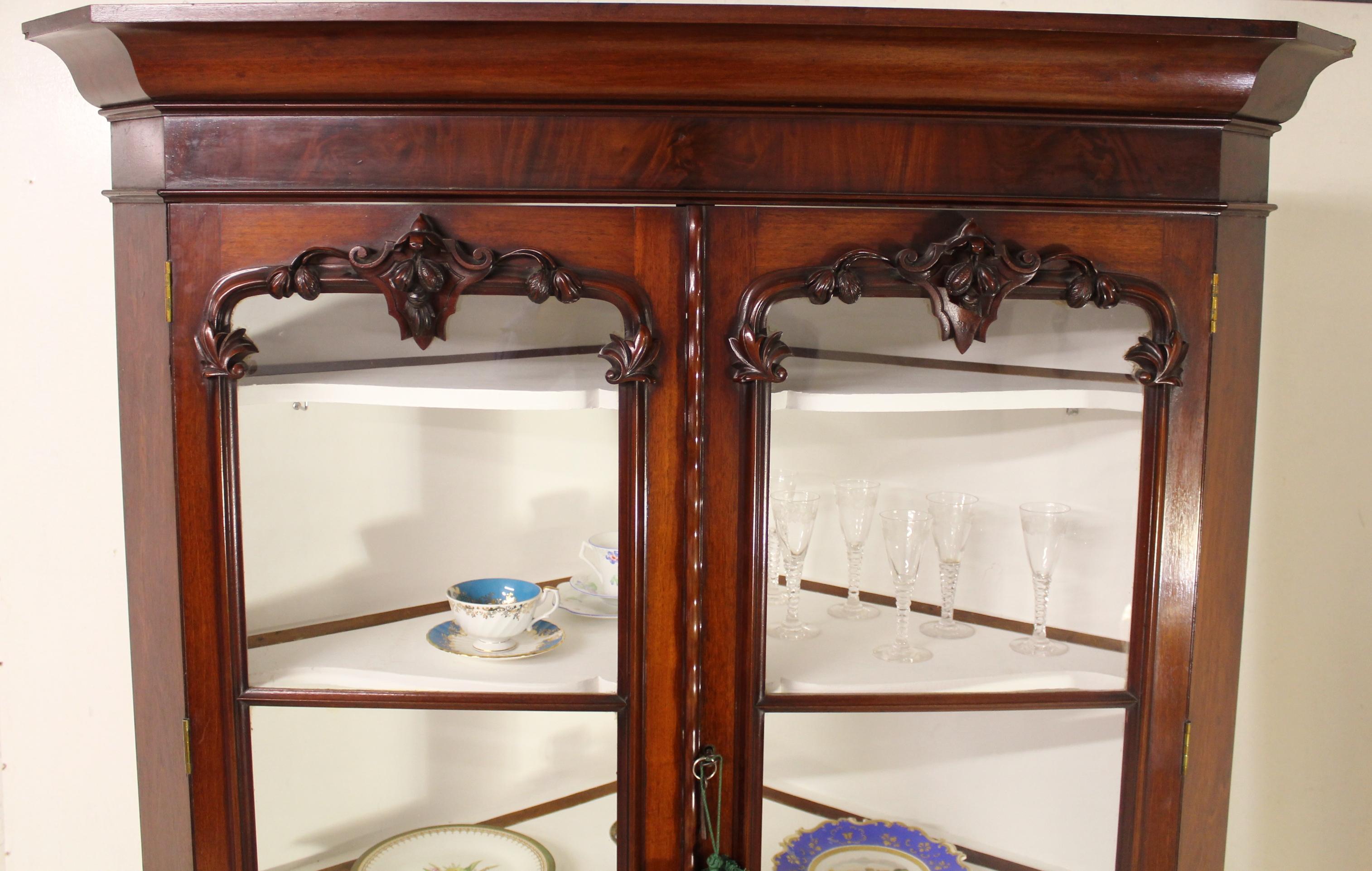 Large 19th Century Victorian Mahogany Corner Cabinet For Sale 5