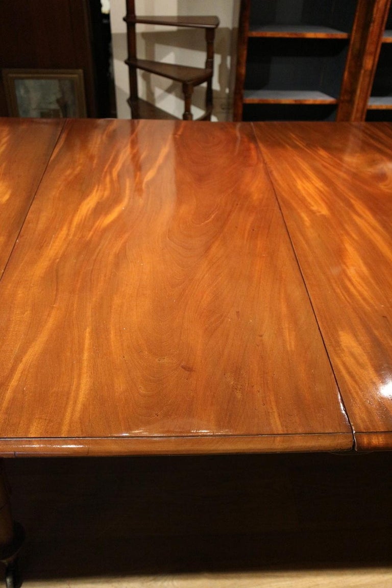 Large 19th Century Victorian Mahogany Dining Table For Sale 8
