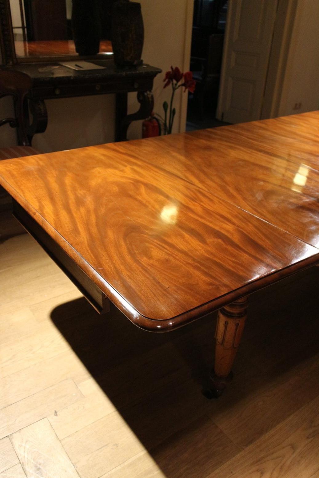 Large 19th Century Victorian Mahogany Dining Table For Sale 9