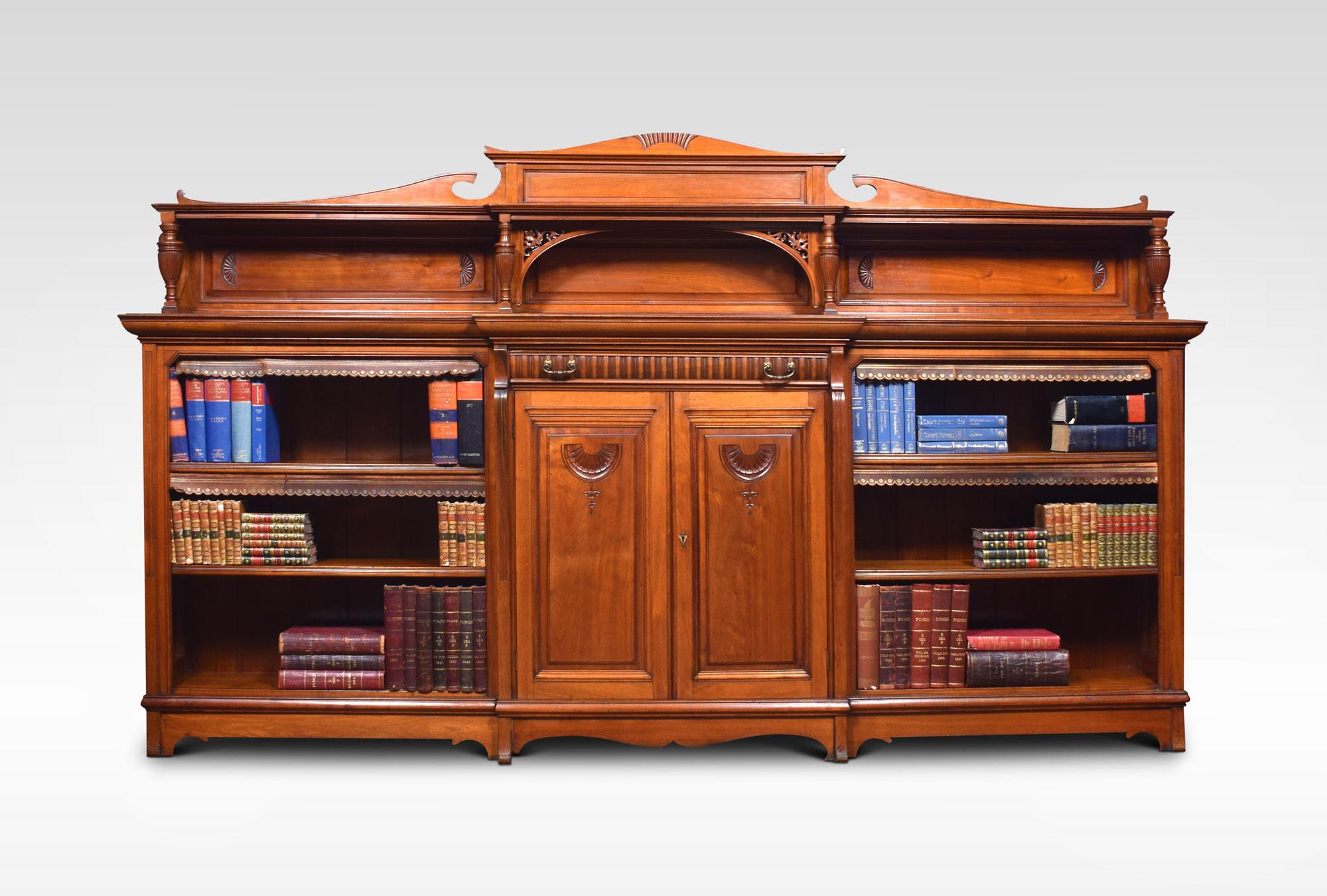 Large 19th Century Walnut Breakfront Bookcase In Good Condition For Sale In Cheshire, GB