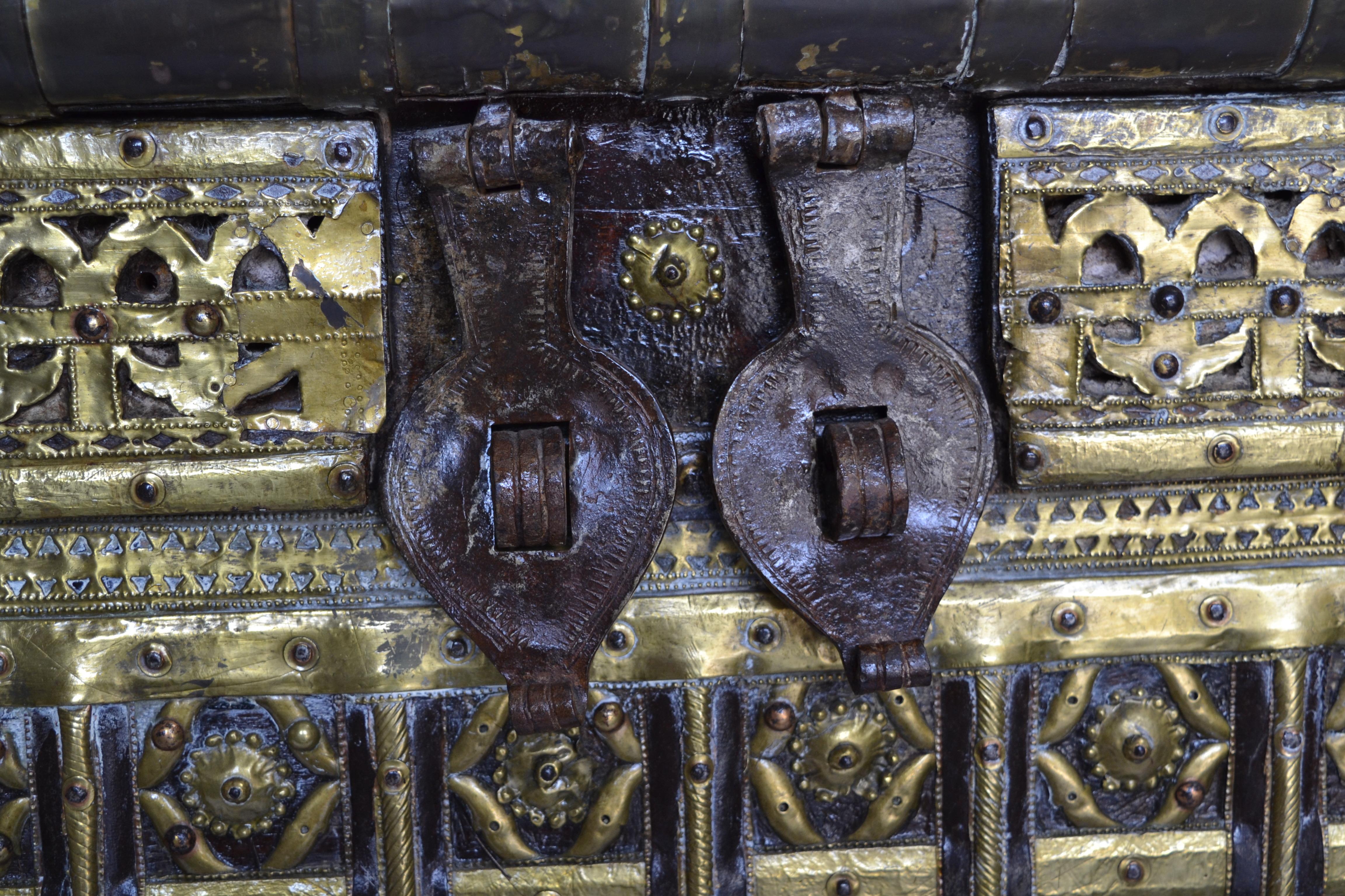 Un fabuleux exemple de grand coffre de palais syrien, avec du fer battu à la main et du bronze doré forgé, attaché à un coffre en noyer massif. Ces coffres se trouvaient généralement dans les palais syriens, ils étaient cachés sous les roues des
