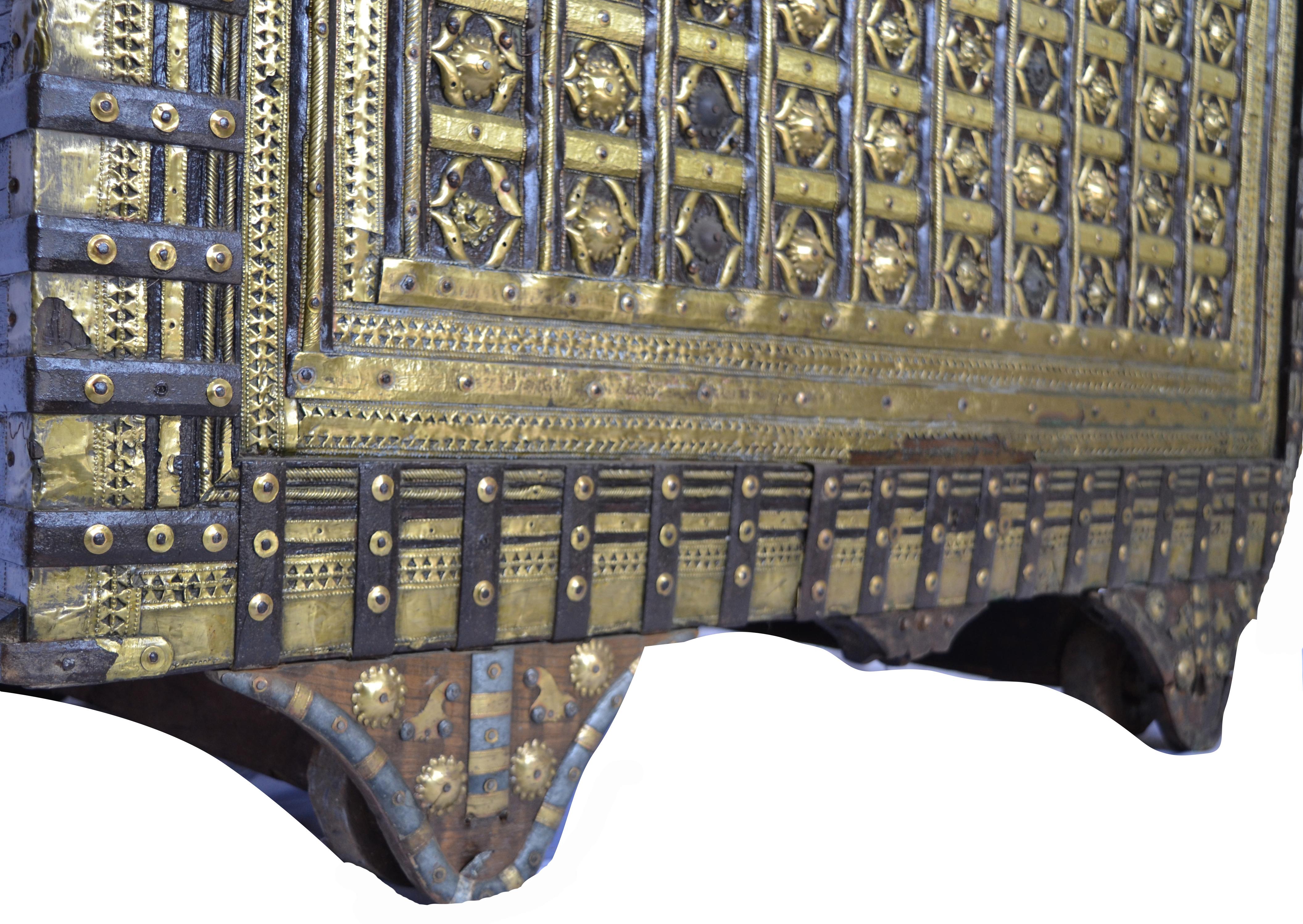 Grand coffre de palais syrien en noyer du XIXe siècle Bon état - En vente à Southall, GB