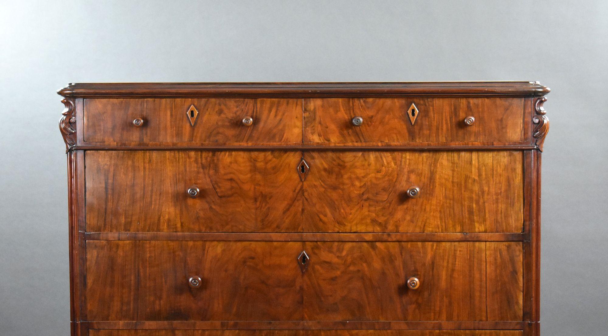 Grande commode à deux tiroirs en noyer du XIXe siècle.