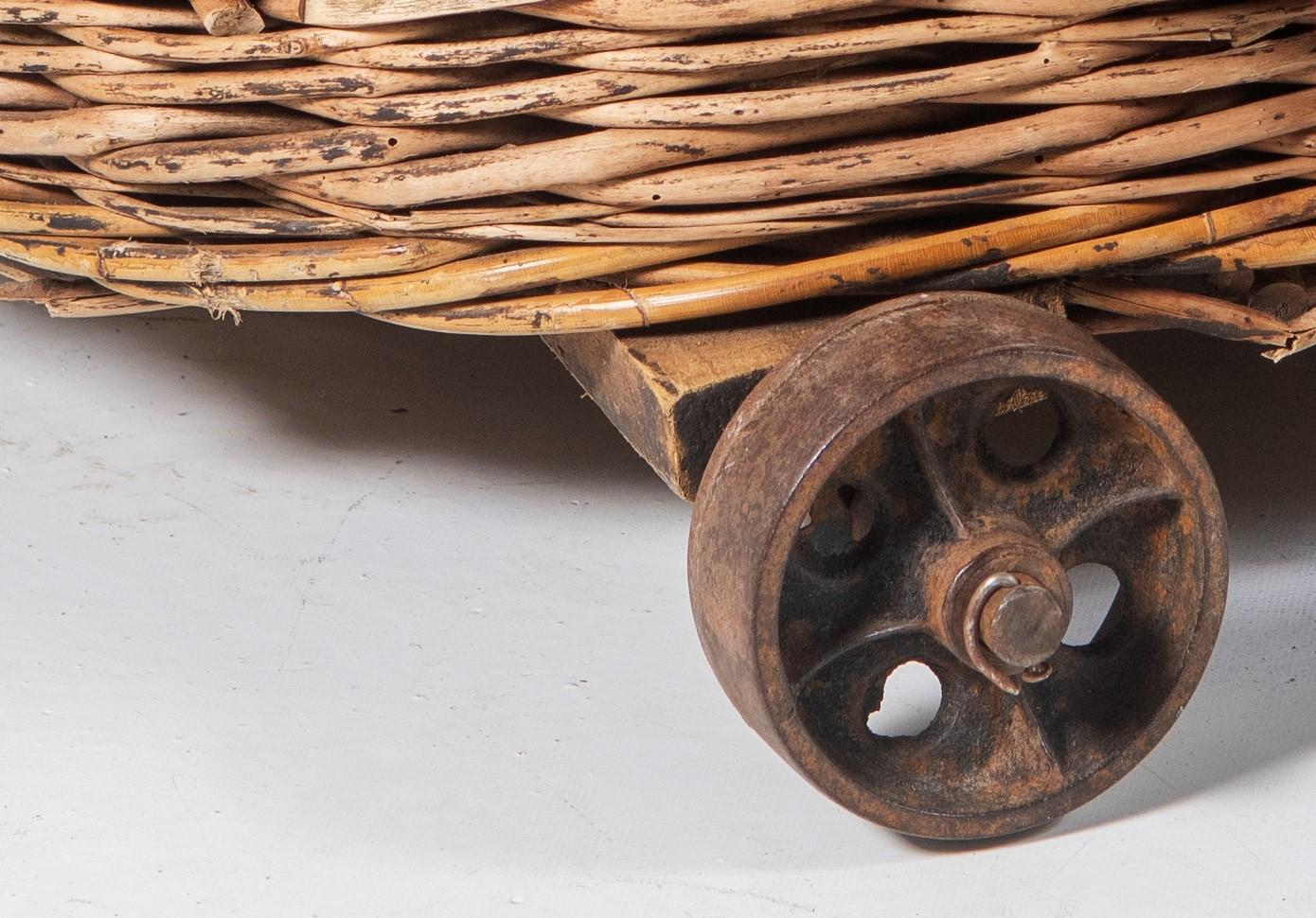 Großer Korb aus Korbweide für Hundebett auf originalen gusseisernen Rädern aus dem 19. Jahrhundert im Angebot 4