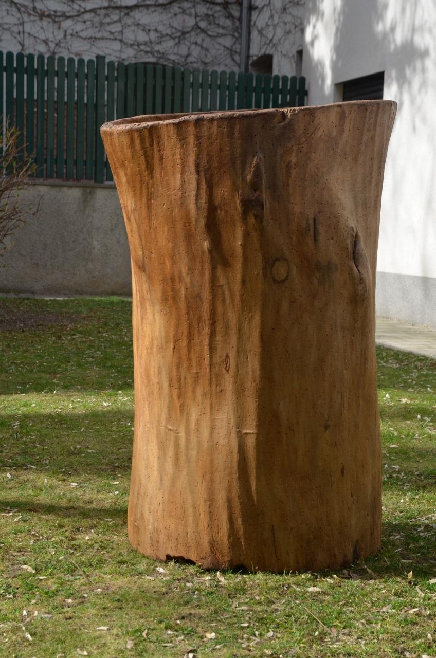 Dieser große Aufbewahrungsbehälter wurde sorgfältig aus dem massiven Stamm eines sehr alten Baumes geschnitzt und zeigt sowohl den Einfallsreichtum als auch die Handwerkskunst des traditionellen Landlebens. Solche Gefäße wurden von den Bauern in der