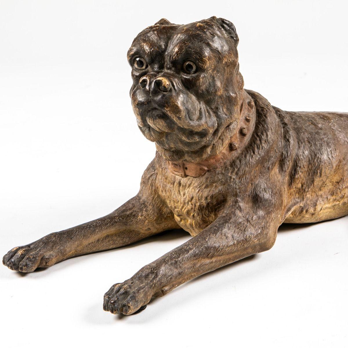 Rara scultura di bulldog reclinabile di grandi dimensioni in terracotta dipinta a freddo (75 cm di lunghezza), con pittura a mano finemente dettagliata e occhi in vetro incastonati.
In ottime condizioni originali con patina naturale.

Si presume che