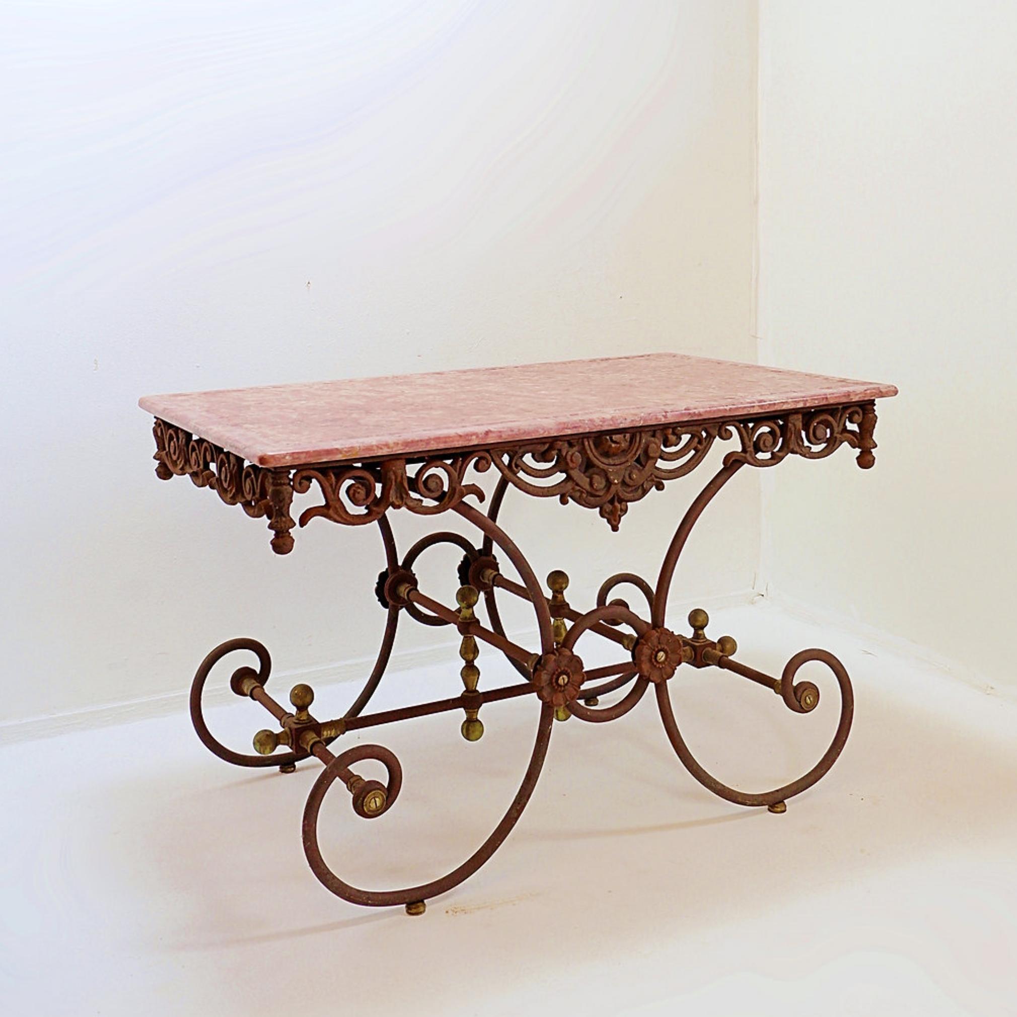 Gran mesa de carnicero francesa del siglo XIX de hierro forjado y mármol rojo en venta 5