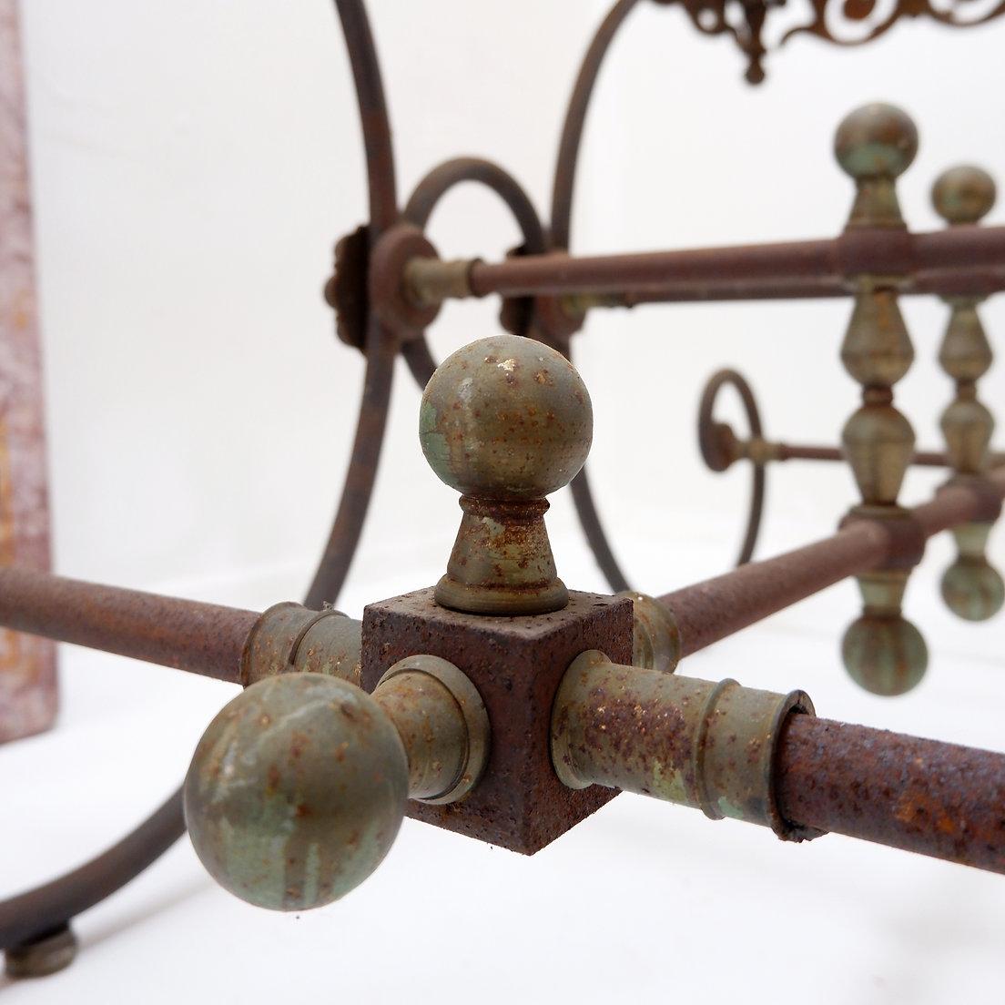 Gran mesa de carnicero francesa del siglo XIX de hierro forjado y mármol rojo en Bastante bueno estado para la venta en Linkebeek, BE