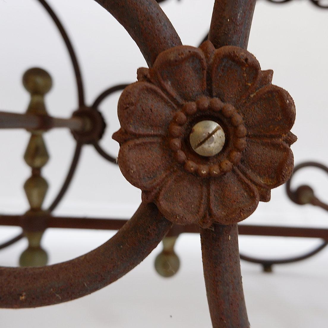 Gran mesa de carnicero francesa del siglo XIX de hierro forjado y mármol rojo Hierro en venta