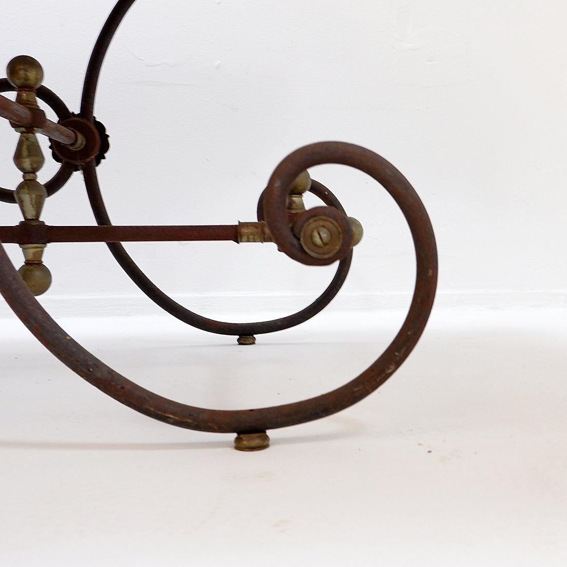 Gran mesa de carnicero francesa del siglo XIX de hierro forjado y mármol rojo en venta 1