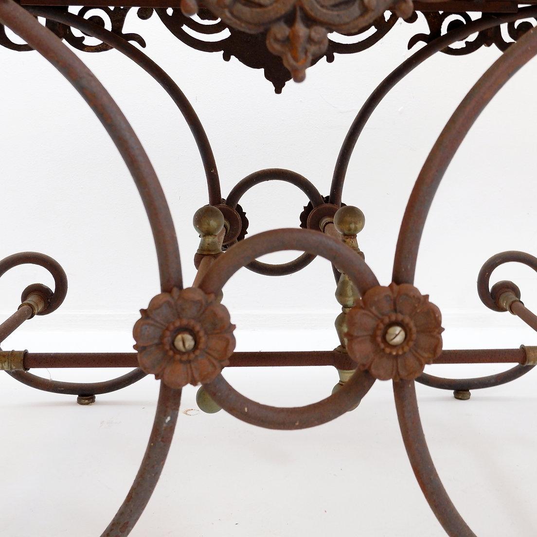 Gran mesa de carnicero francesa del siglo XIX de hierro forjado y mármol rojo en venta 4