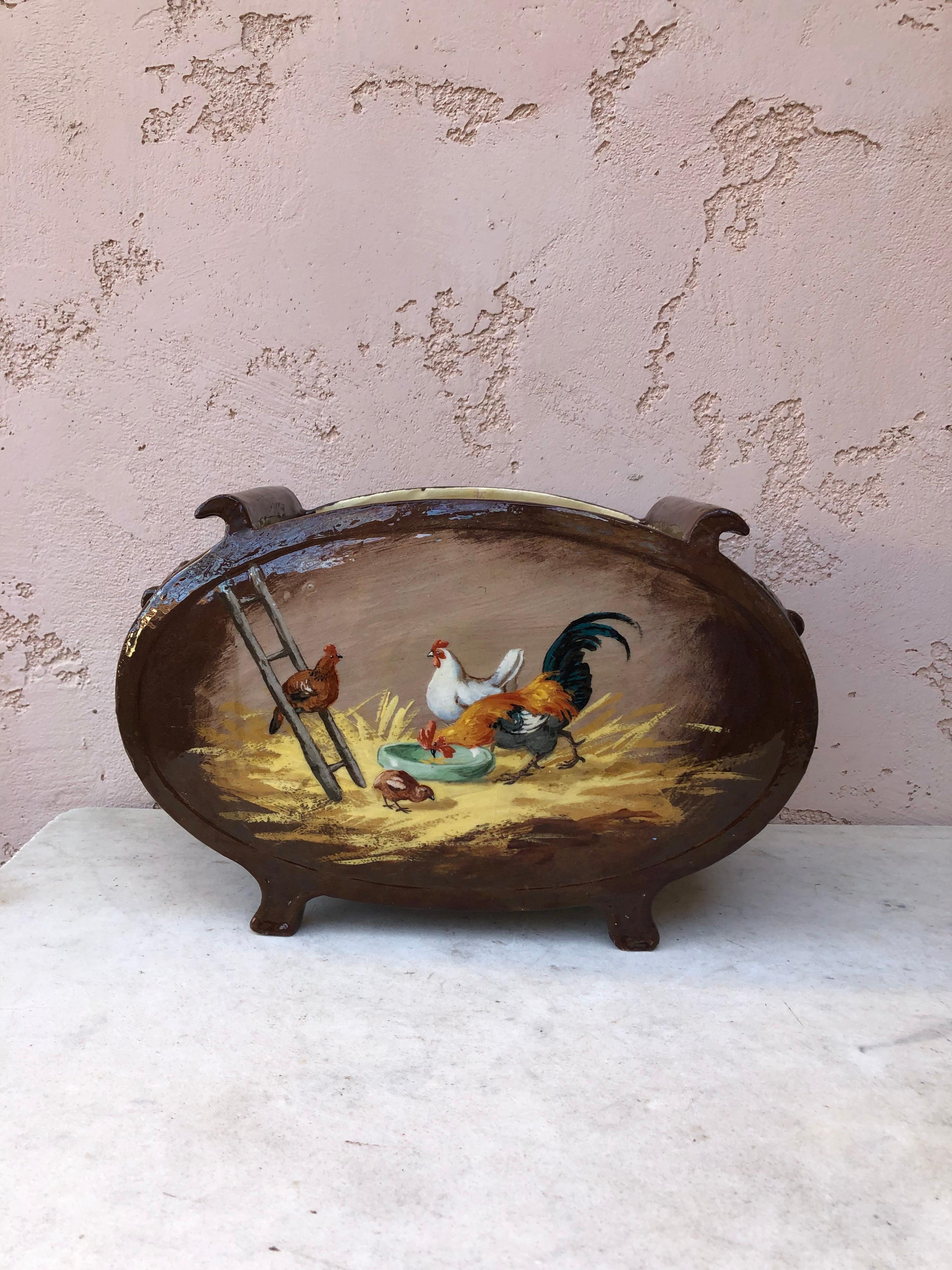 Grande giardiniera francese del XIX secolo con cavalli e aia Albert Leon Lebarque.
Un lato del dipinto raffigura dei cavalli in una stalla e l'altro un'aia.
Ceramica di altissima qualità, un dipinto di grande effetto.
Albert Léon Lebarque (