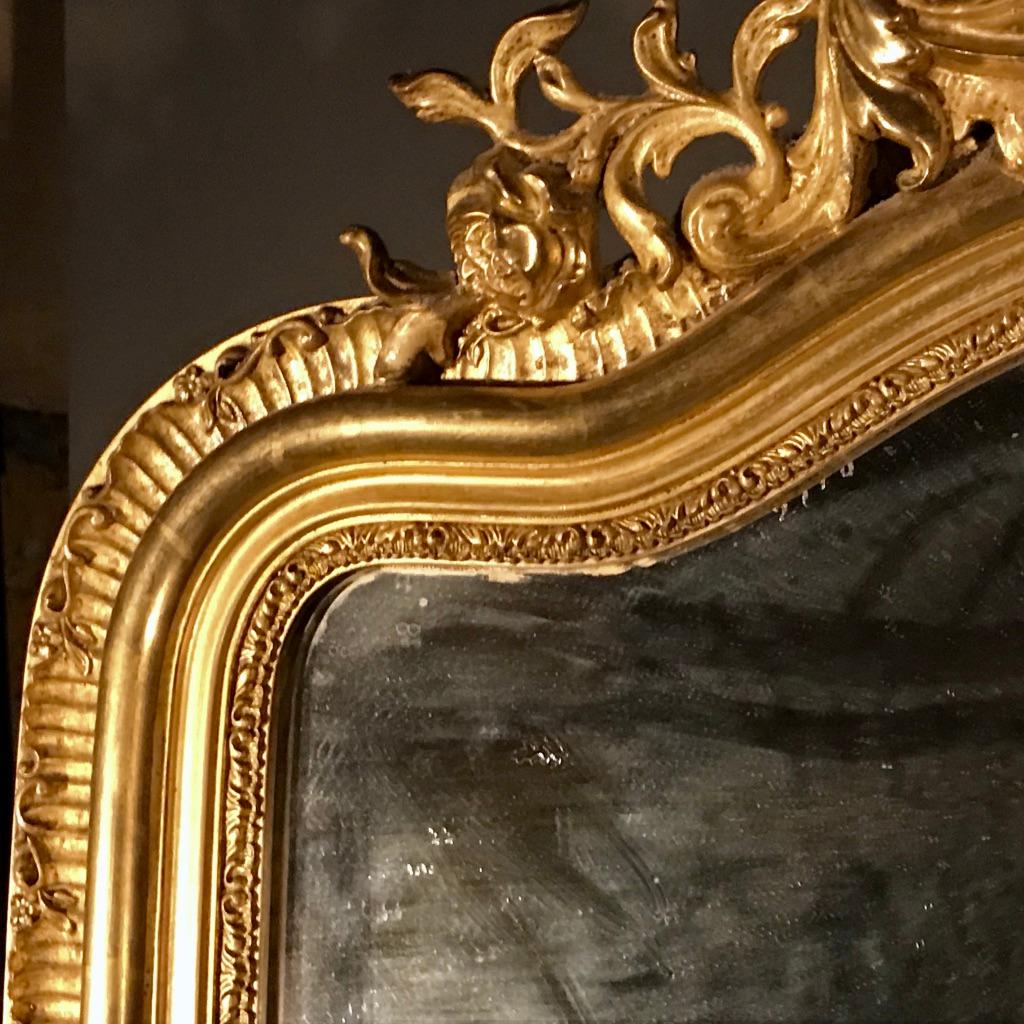 Very nice quality and great condition French Louis XV style gilt mirror with a lovely deep bevel to the mirror glass.
The frame is very well decorated, the finishing touches being the large corner moldings at the bottom and the stunning cartouche