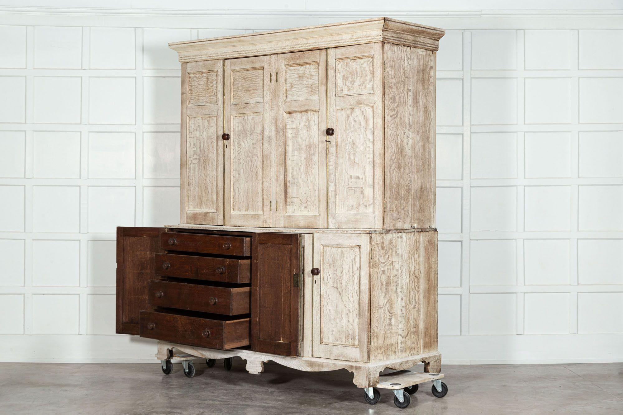 Grande armoire de ménage en chêne anglais blanchi du 19e siècle Bon état - En vente à Staffordshire, GB