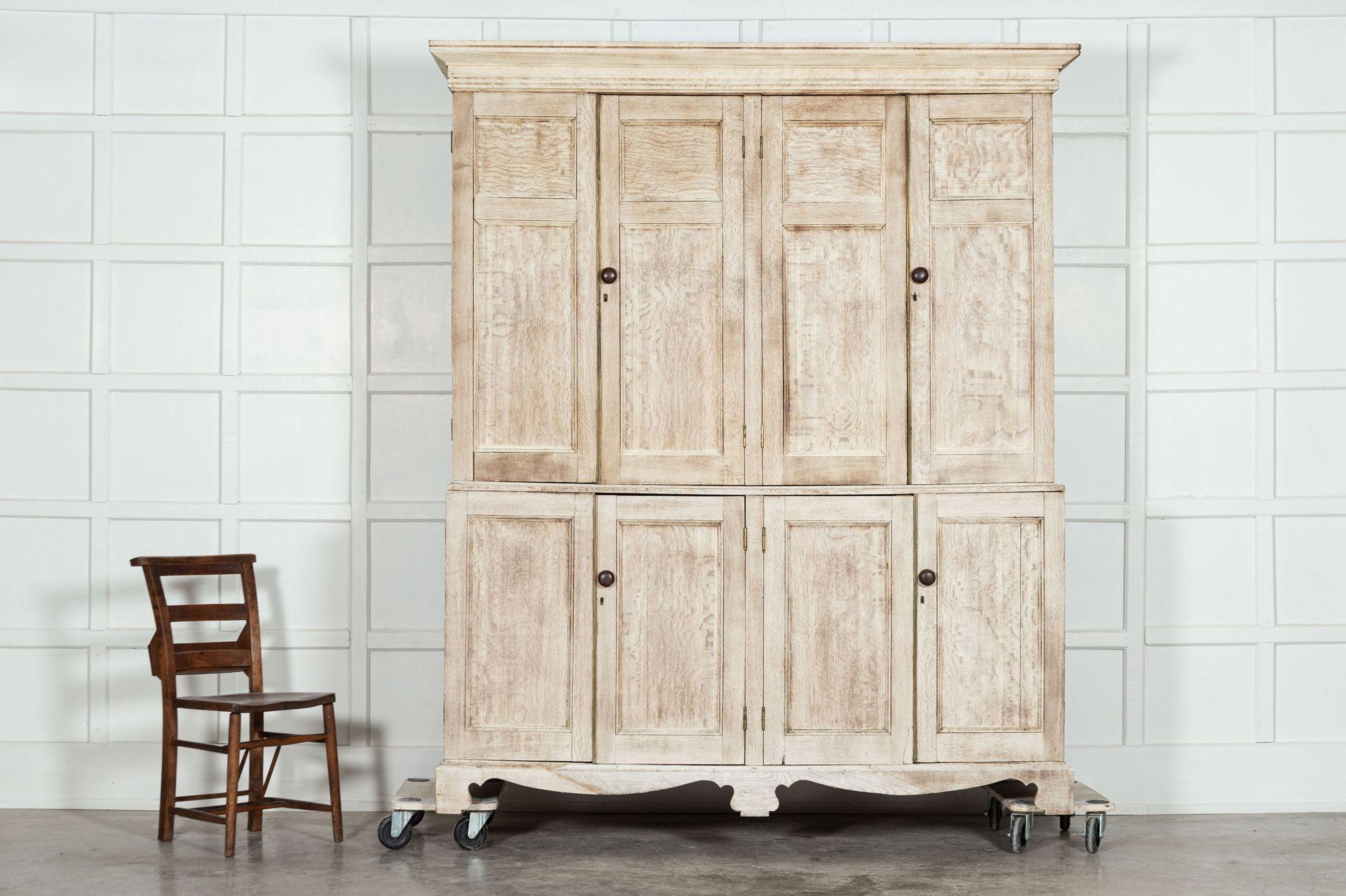 XVIIIe siècle et antérieur Grande armoire de ménage en chêne anglais blanchi du 19e siècle en vente