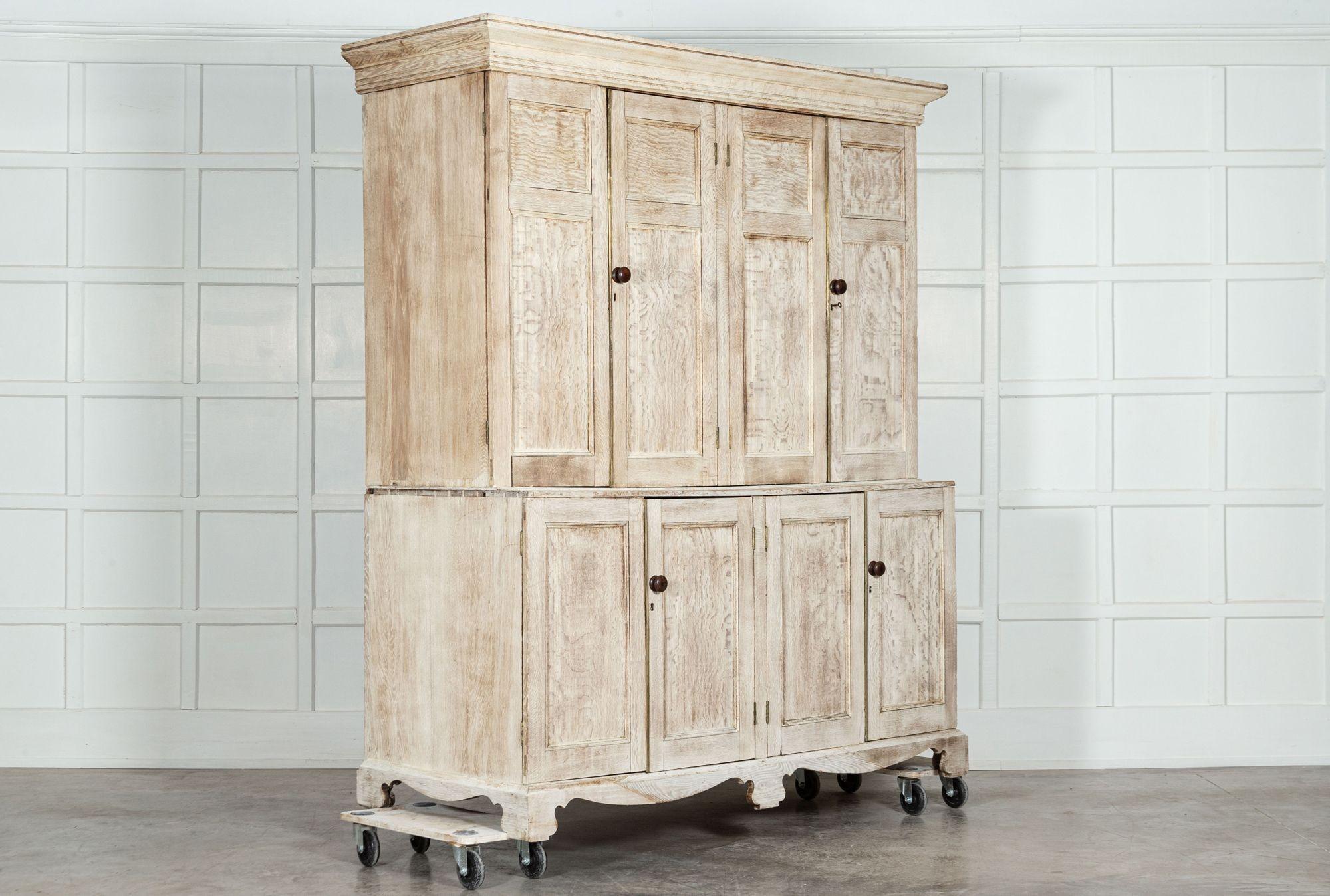 Chêne Grande armoire de ménage en chêne anglais blanchi du 19e siècle en vente