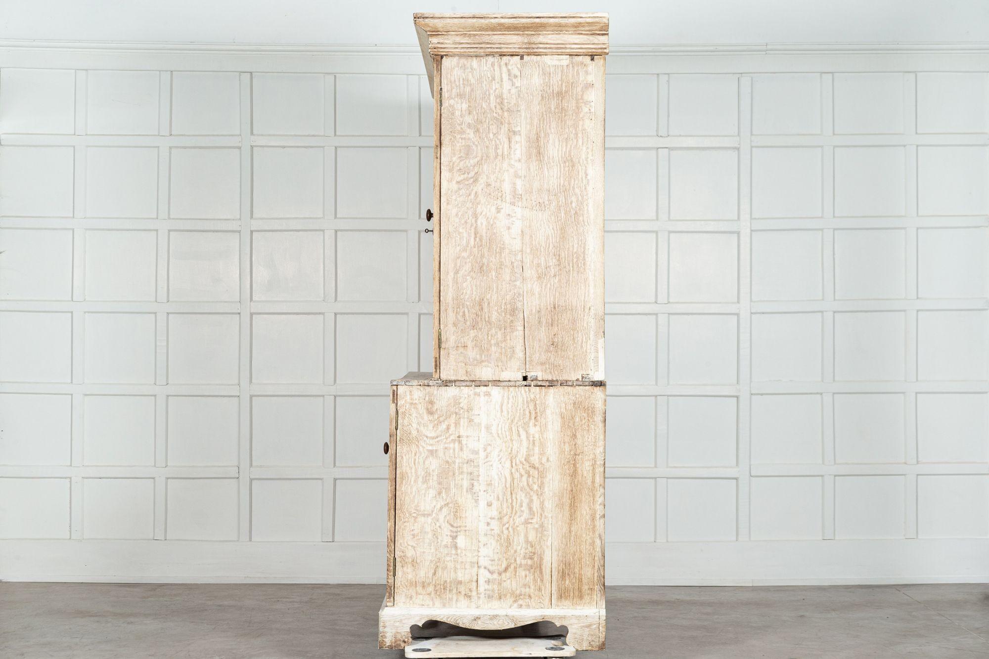 Grande armoire de ménage en chêne anglais blanchi du 19e siècle en vente 1
