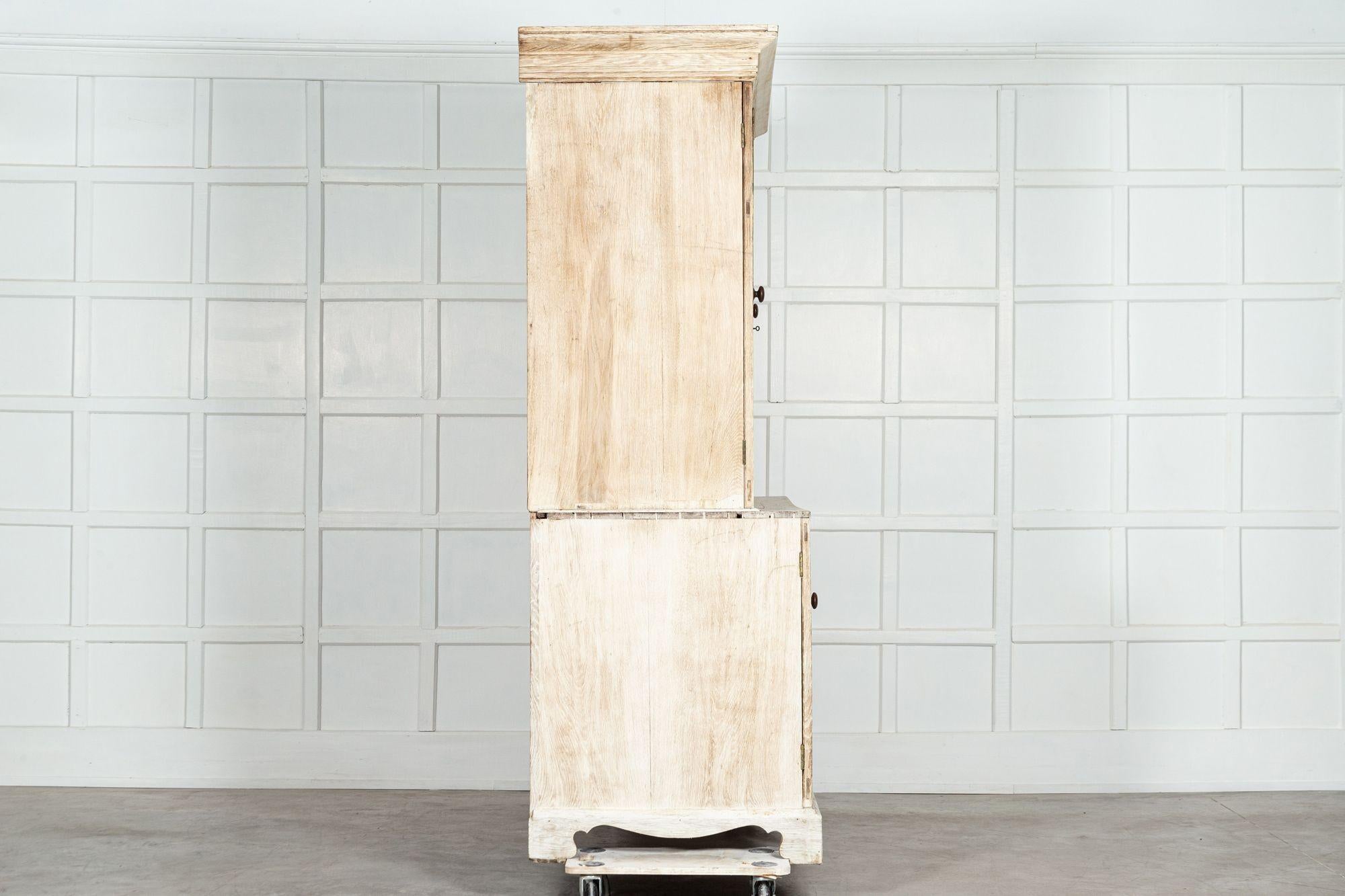 Grande armoire de ménage en chêne anglais blanchi du 19e siècle en vente 2