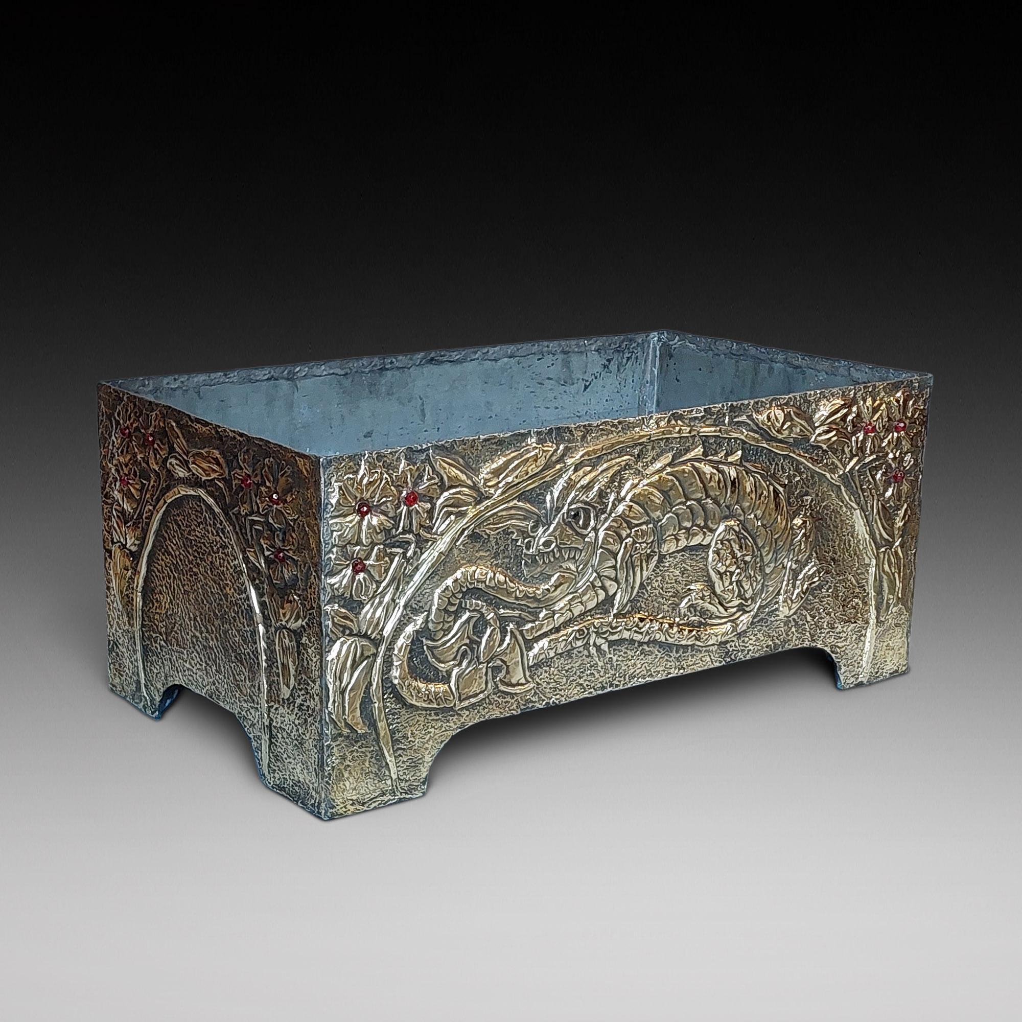 Grande vaso cinese del XIX secolo in ottone rivestito di zinco con decorazioni in rilievo 