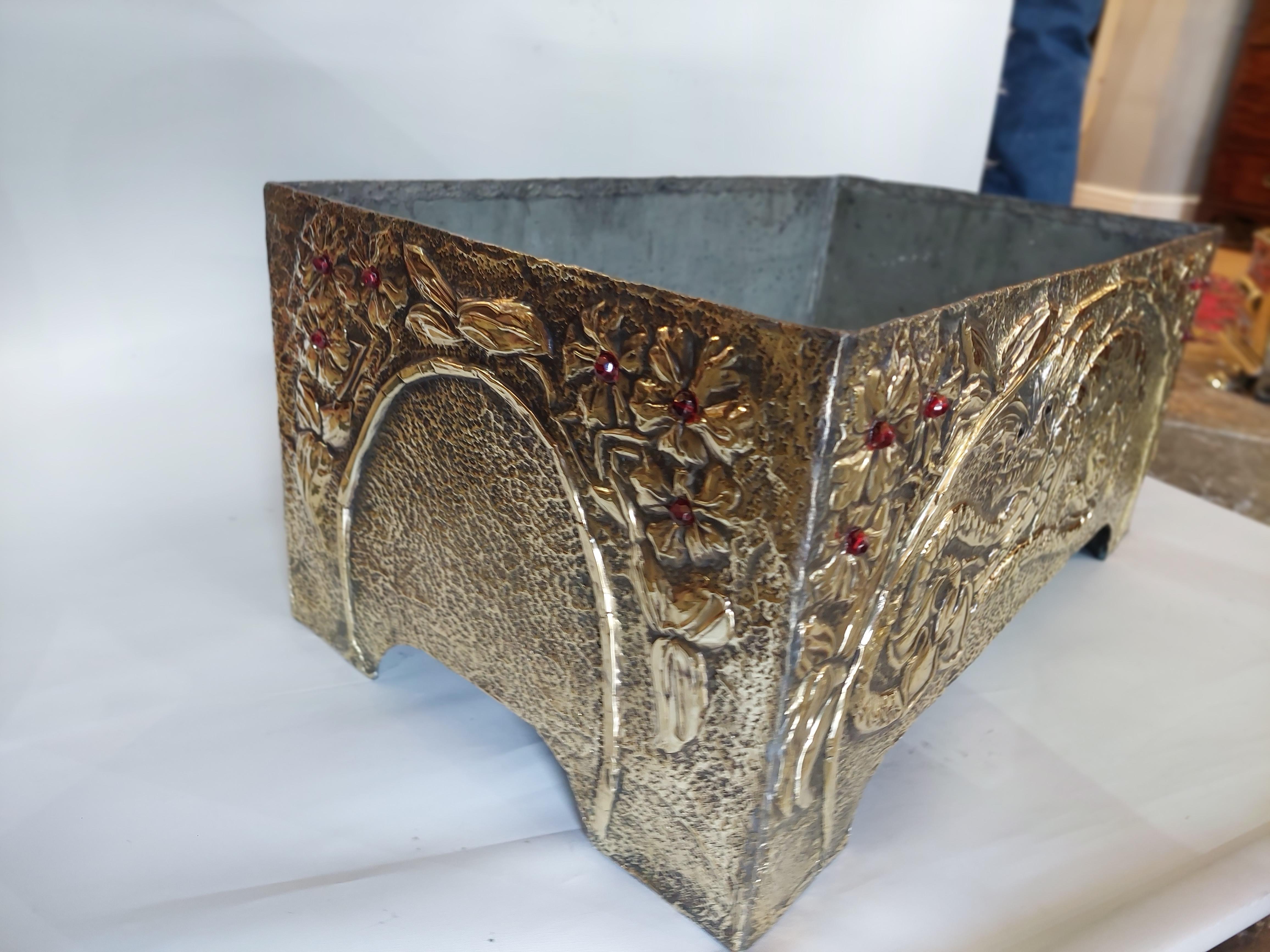 Inglese Grande vaso cinese in ottone rivestito di zinco del XIX secolo in vendita