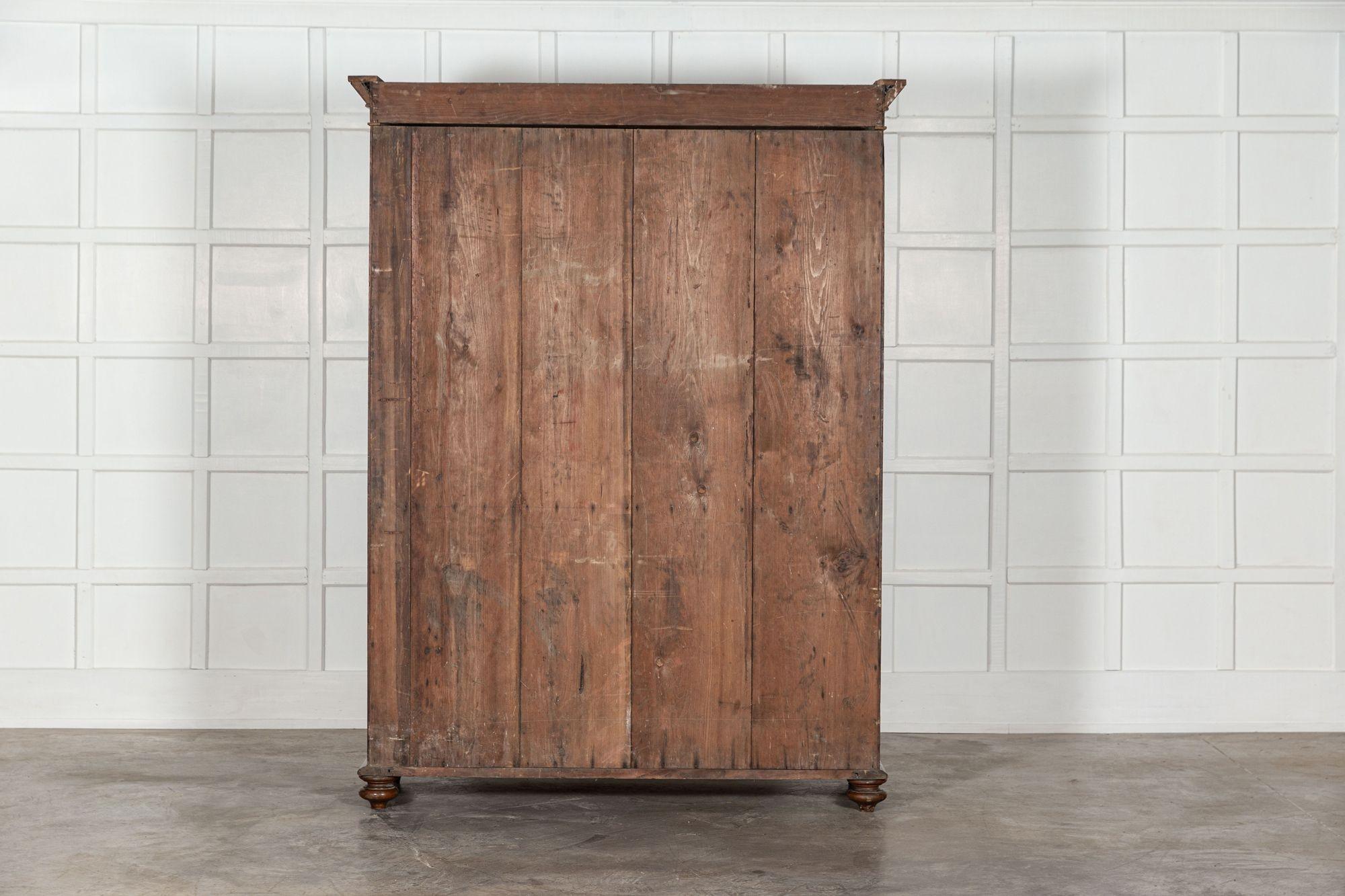 Grande armoire en pin cintrée de maison de campagne du 19e siècle en vente 10