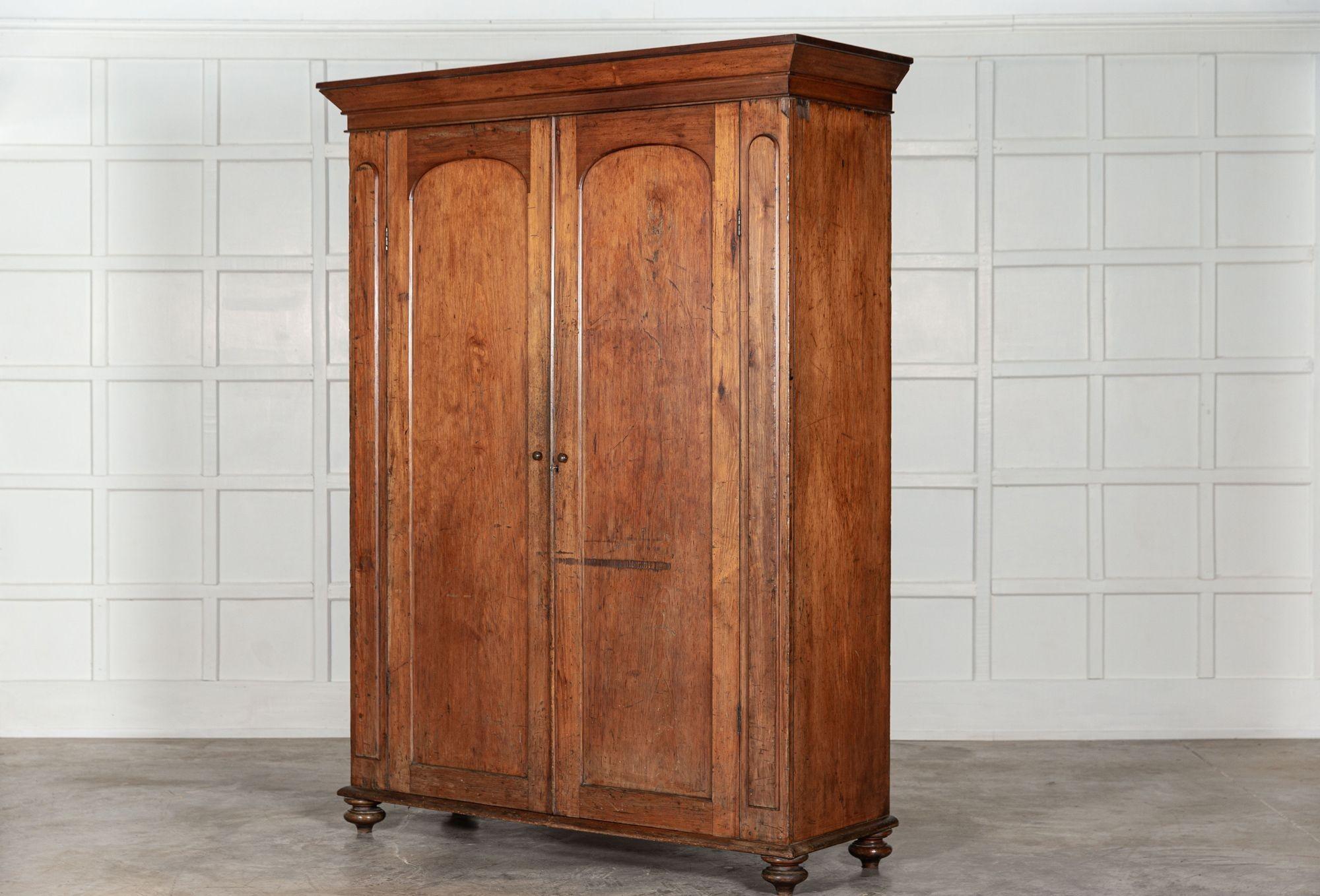 Grande armoire en pin cintrée de maison de campagne du 19e siècle Bon état - En vente à Staffordshire, GB