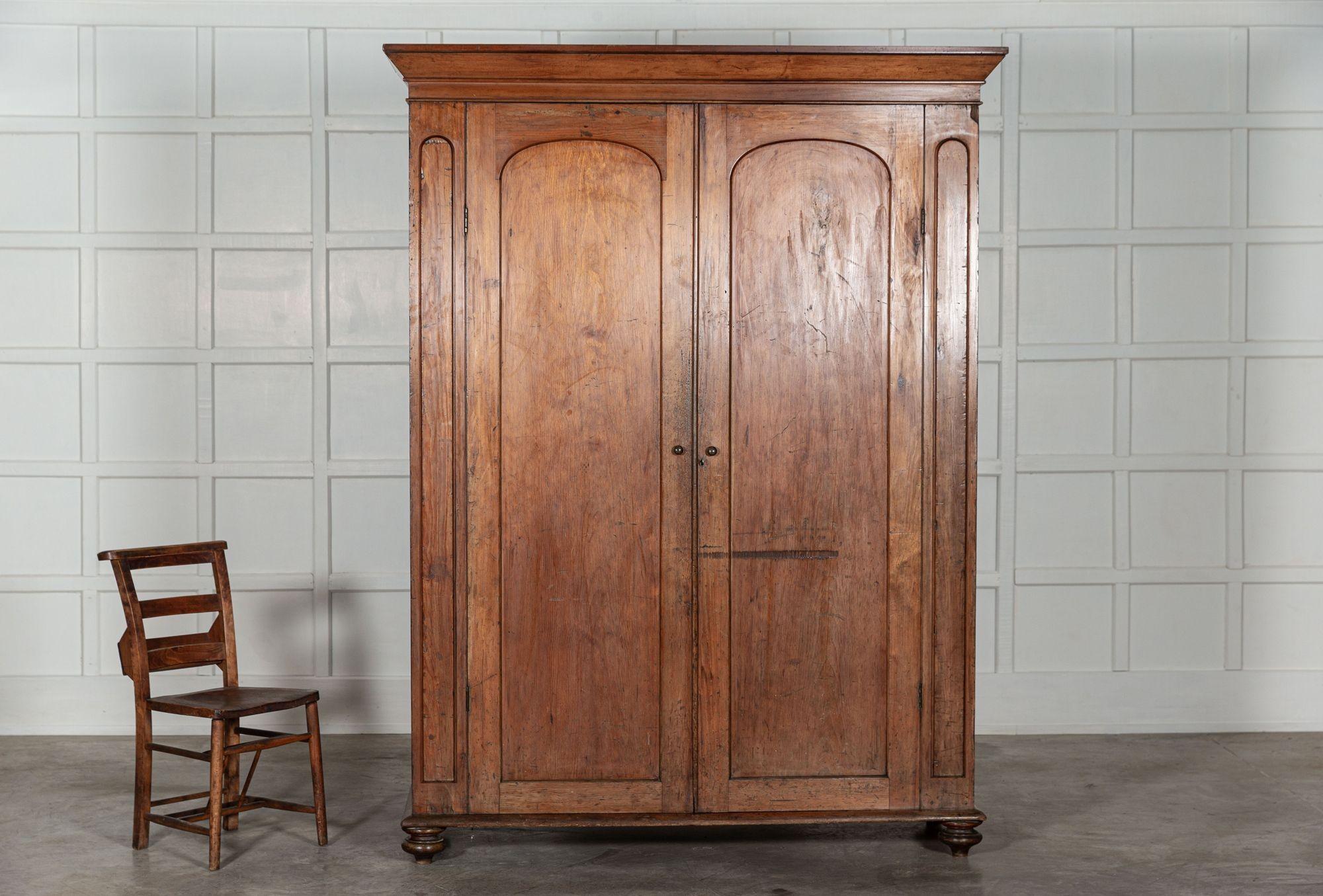 Pin Grande armoire en pin cintrée de maison de campagne du 19e siècle en vente