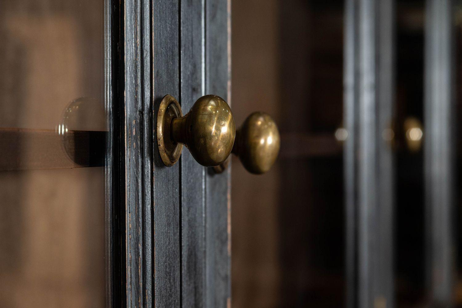 Grande cassettone inglese del XIX secolo in pino smaltato ebanizzato in vendita 6