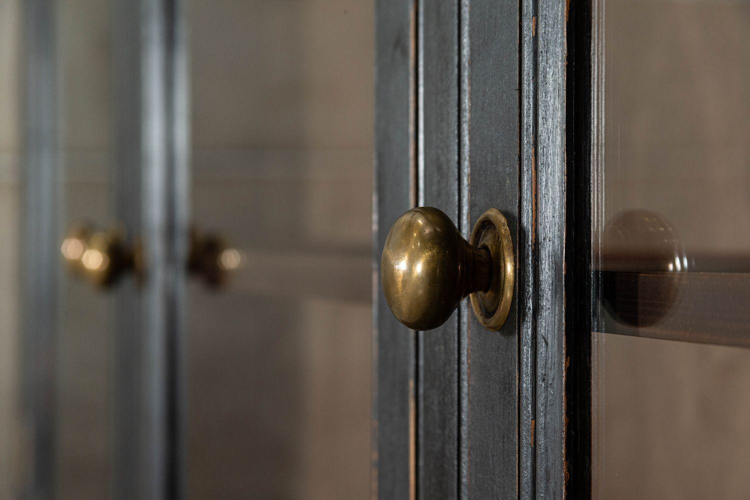 Grande cassettone inglese del XIX secolo in pino smaltato ebanizzato in vendita 9