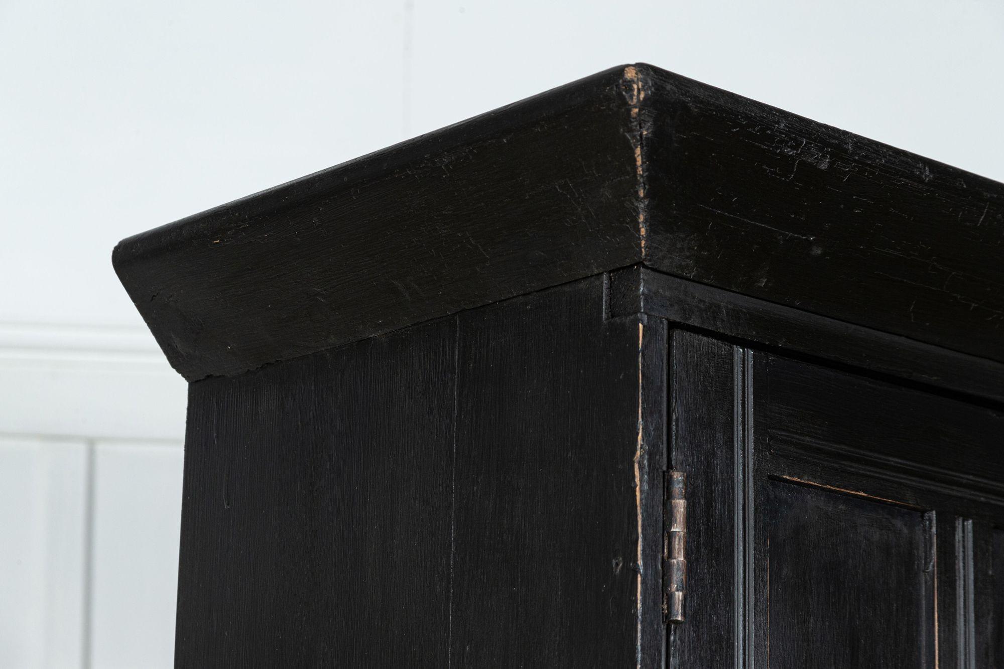 Grande armoire de ménage en pin anglais ébonisé du 19e siècle en vente 5