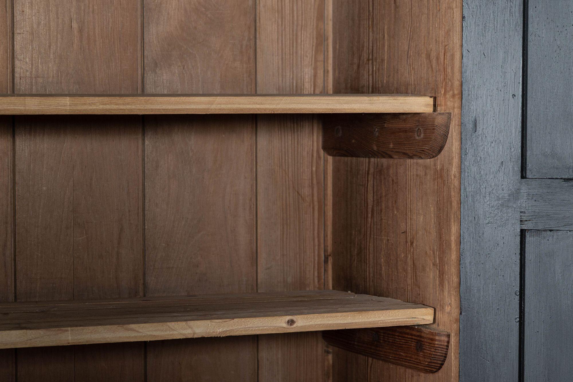 Grande armoire de ménage en pin anglais ébonisé du 19e siècle en vente 3