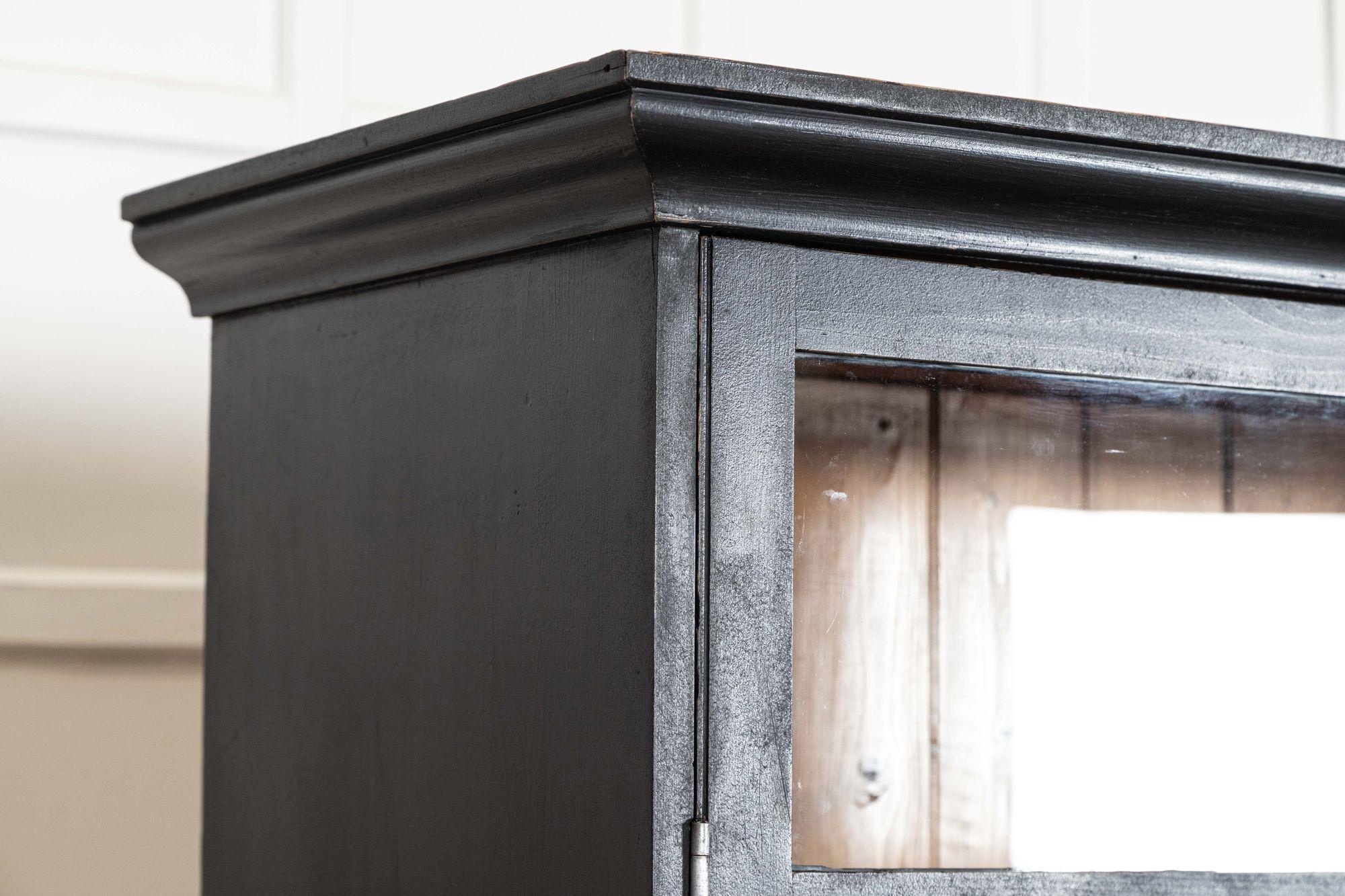 Grande armadio per governanti in pino ebanizzato smaltato del XIX secolo in vendita 7